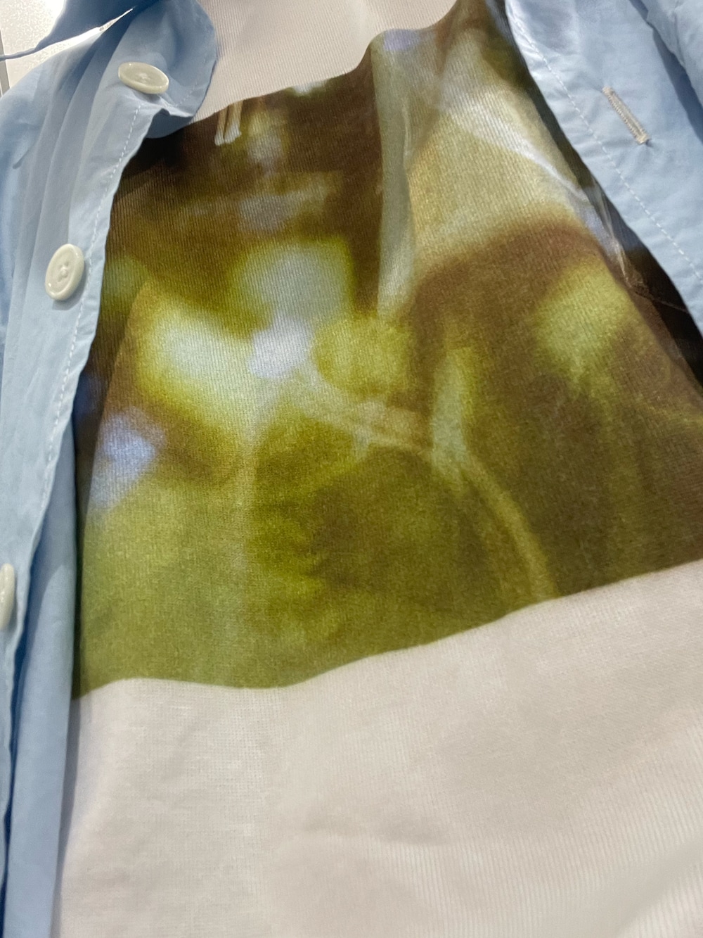 ブルー系のシャツ/ブラウス、ホワイト系のTシャツ/カットソー、イエロー系のデニムパンツを着用したメンズの夏コーディネートの2枚目の写真