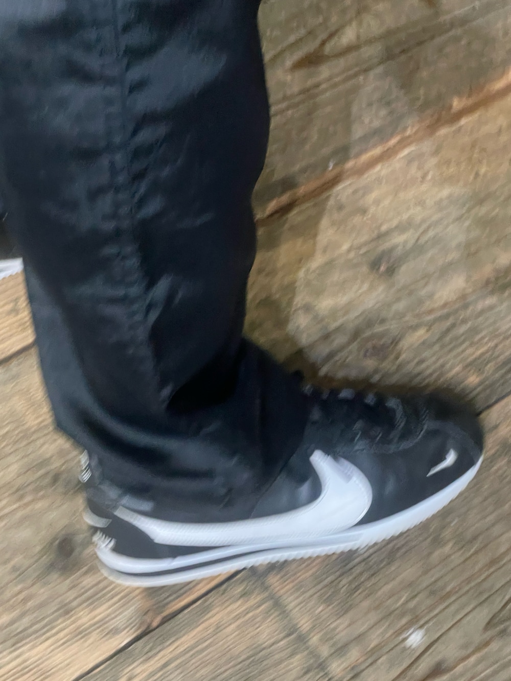 ブラウン系のその他アウター、ブラック系のスニーカー、ブラック系のネックレスを着用したメンズの冬コーディネートの3枚目の写真