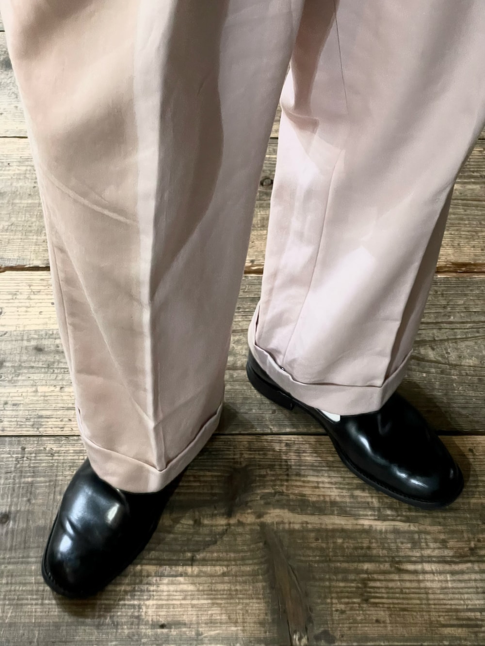 ピンク系のスラックス、ブラック系のローファー、その他のシャツ/ブラウスを着用したメンズの夏コーディネートの3枚目の写真