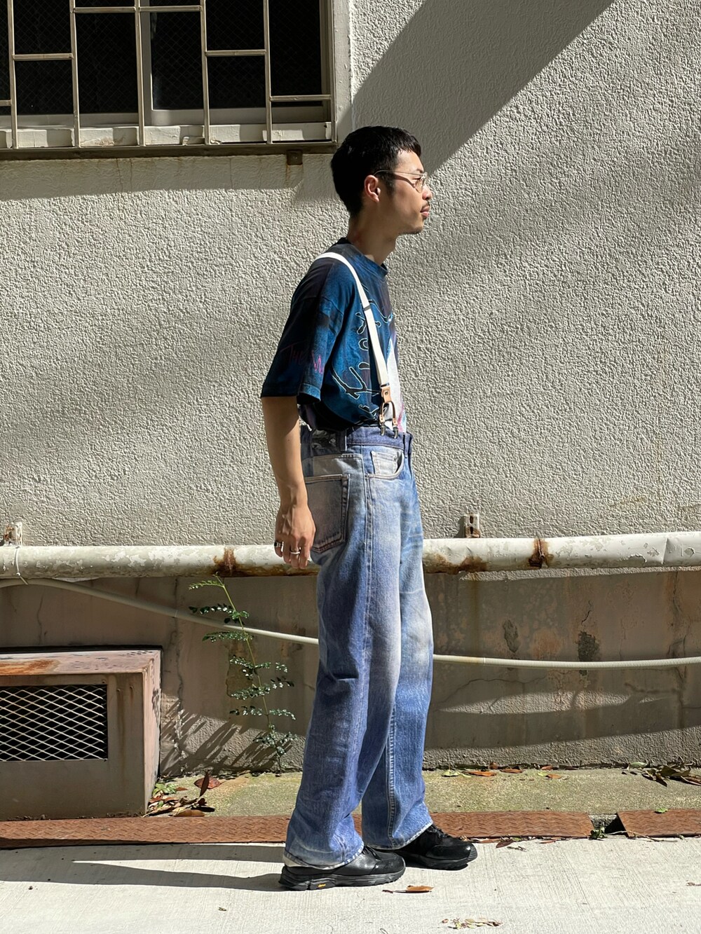 ブルー系のTシャツ/カットソー、ブルー系のデニムパンツ、ブラック系のスニーカーを着用したメンズの夏コーディネートの2枚目の写真