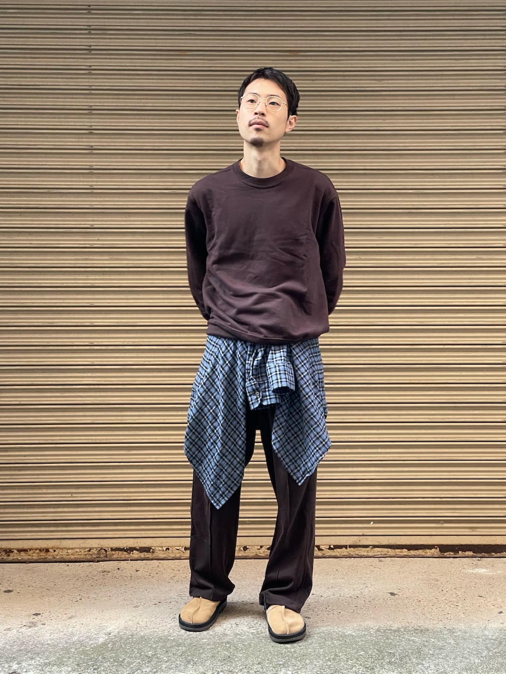 ブルー系のシャツ/ブラウス、ベージュ系のサンダル、ブラウン系のスウェットを着用したメンズの秋コーディネートの2枚目の写真