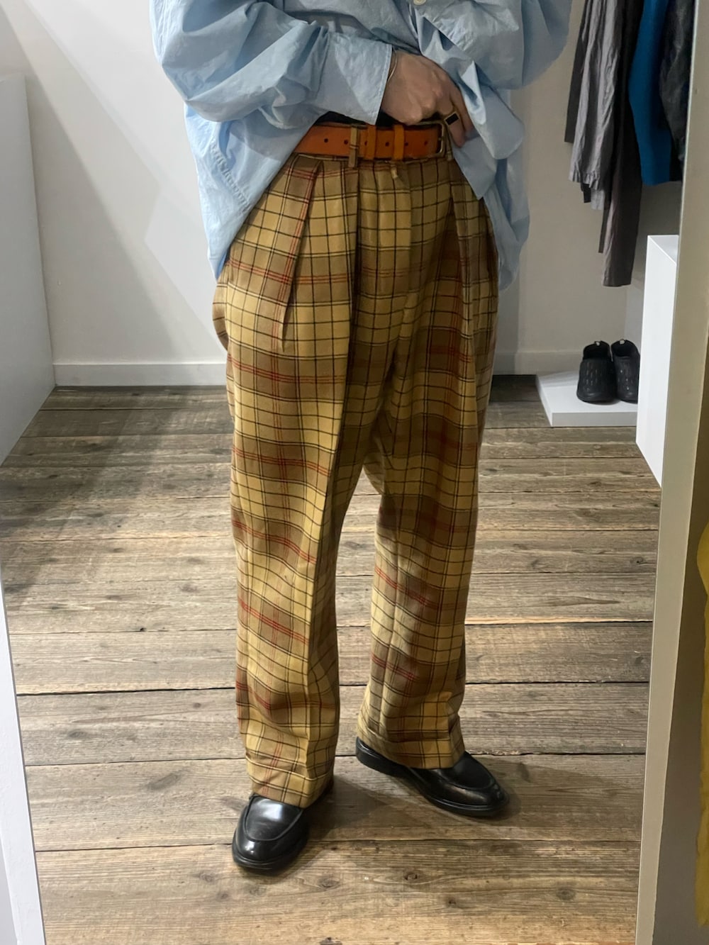 イエロー系のスラックス、ブルー系のシャツ/ブラウス、ブラック系のローファーを着用したメンズの春コーディネートの2枚目の写真