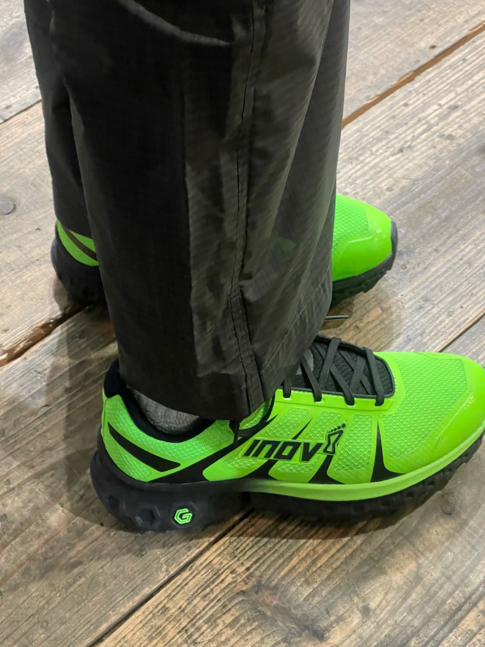 ブラック系のダウンジャケット/コート、グリーン系のスニーカー、グレー系のブルゾンを着用したメンズの春コーディネートの3枚目の写真