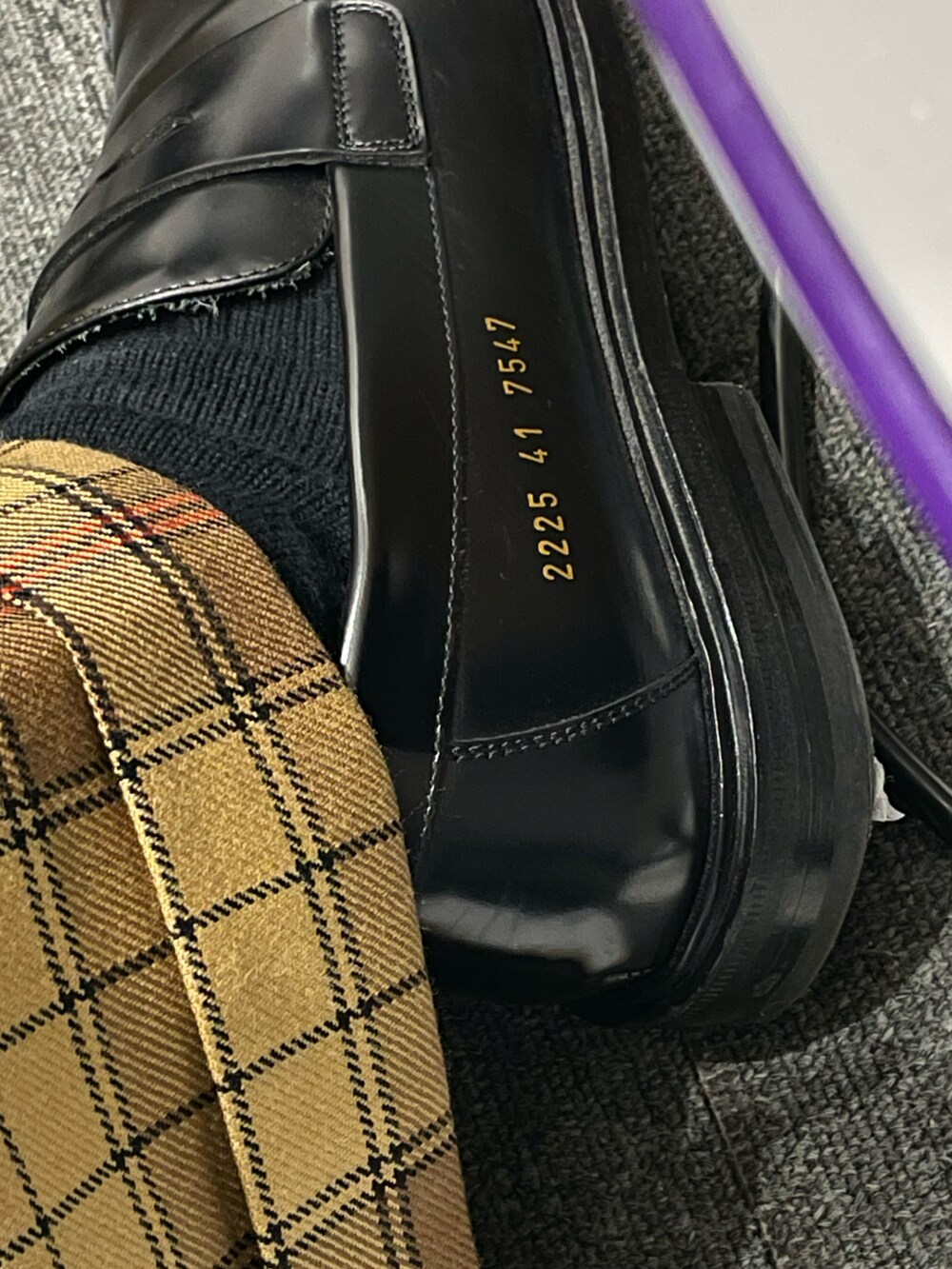 イエロー系のスラックス、ブルー系のシャツ/ブラウス、ブラック系のローファーを着用したメンズの春コーディネートの4枚目の写真