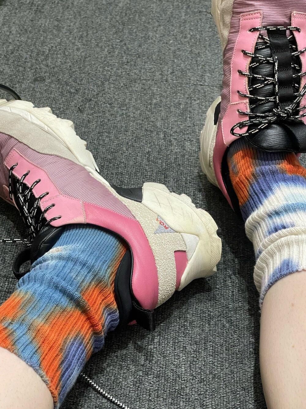 グレー系のその他パンツ、ピンク系のスニーカー、ブラック系のシャツ/ブラウスを着用したメンズの夏コーディネートの4枚目の写真