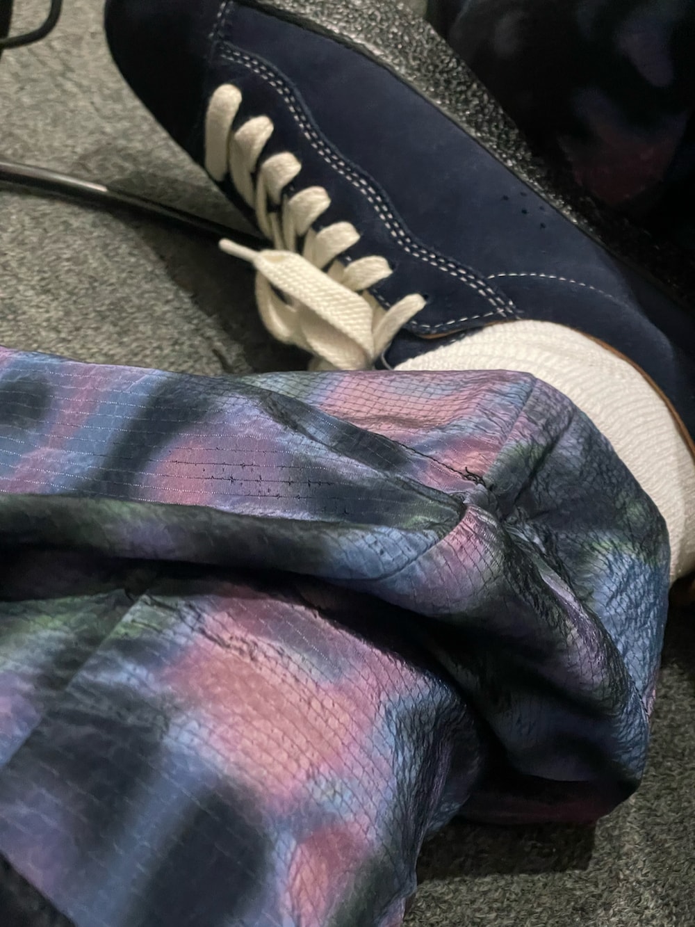 その他のその他パンツ、ブルー系のスニーカー、ピンク系のパーカーを着用したメンズの春コーディネートの3枚目の写真