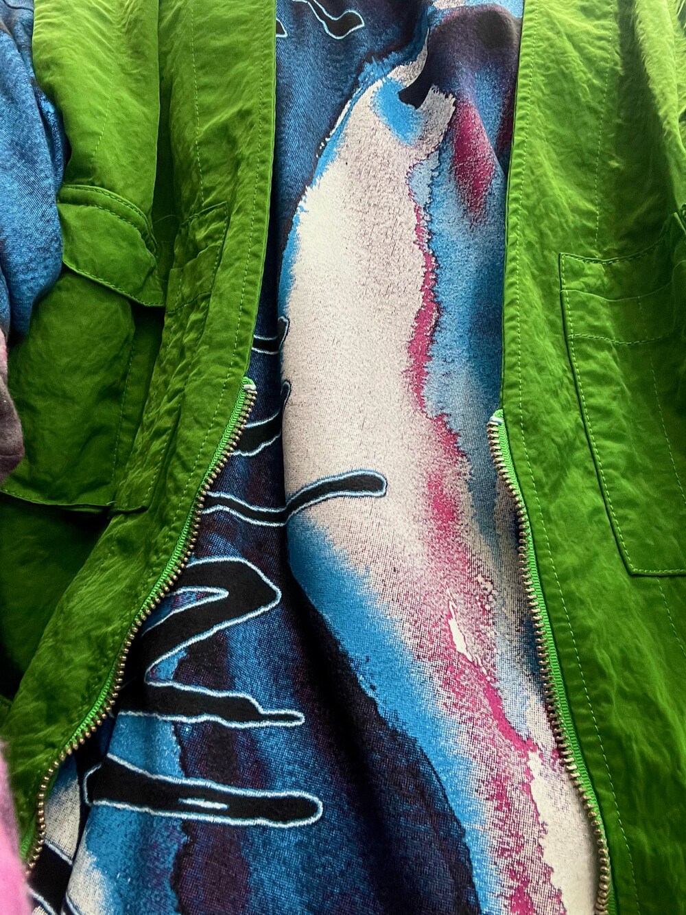 グリーン系のベスト、その他のTシャツ/カットソー、ブルー系のTシャツ/カットソーを着用したメンズの夏コーディネートの2枚目の写真