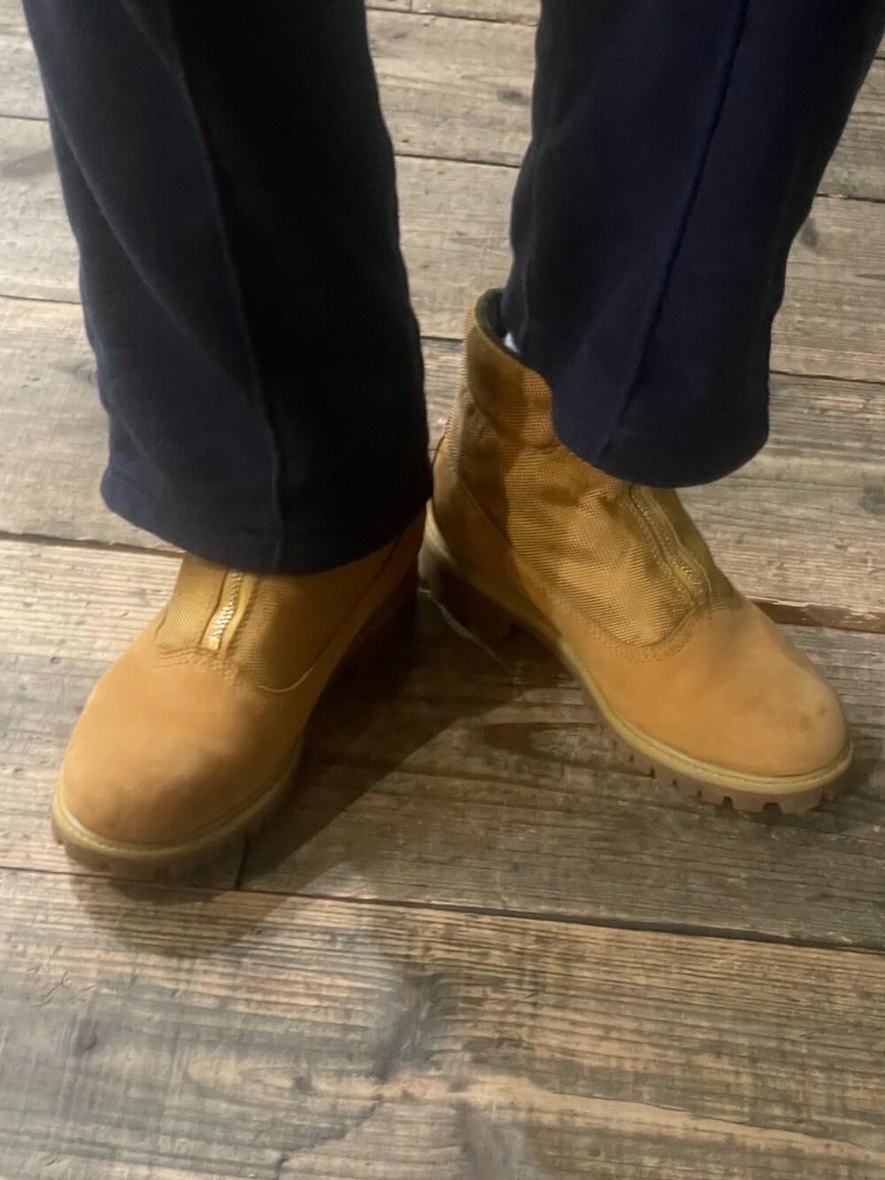 ブルー系のニット/セーター、ブルー系のその他パンツ、イエロー系のベストを着用したメンズの冬コーディネートの4枚目の写真