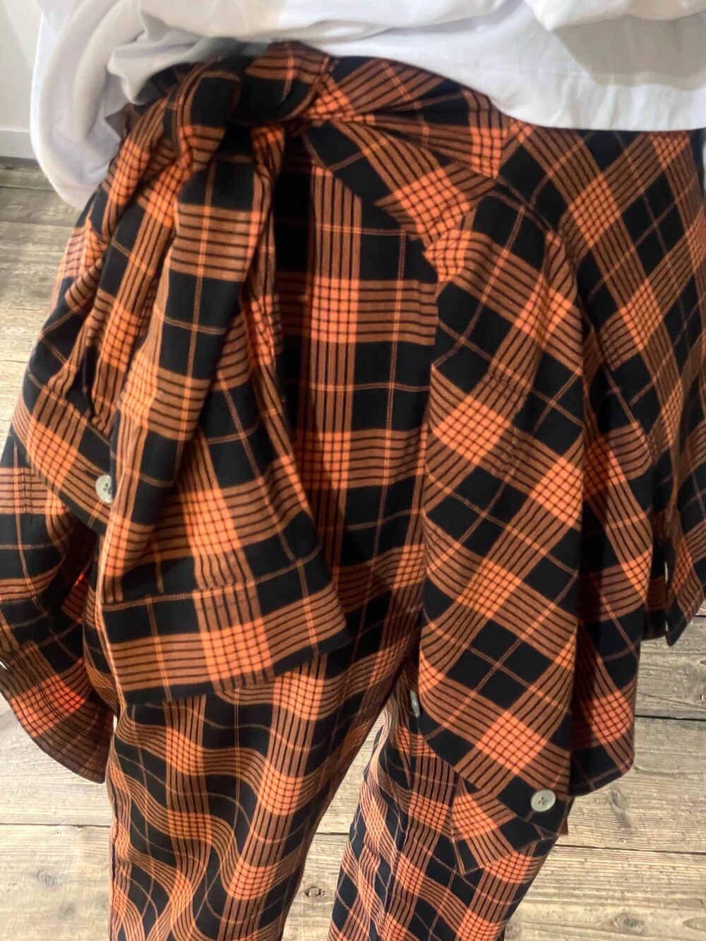 ホワイト系のTシャツ/カットソー、オレンジ系のシャツ/ブラウス、オレンジ系のその他パンツを着用したメンズの夏コーディネートの3枚目の写真