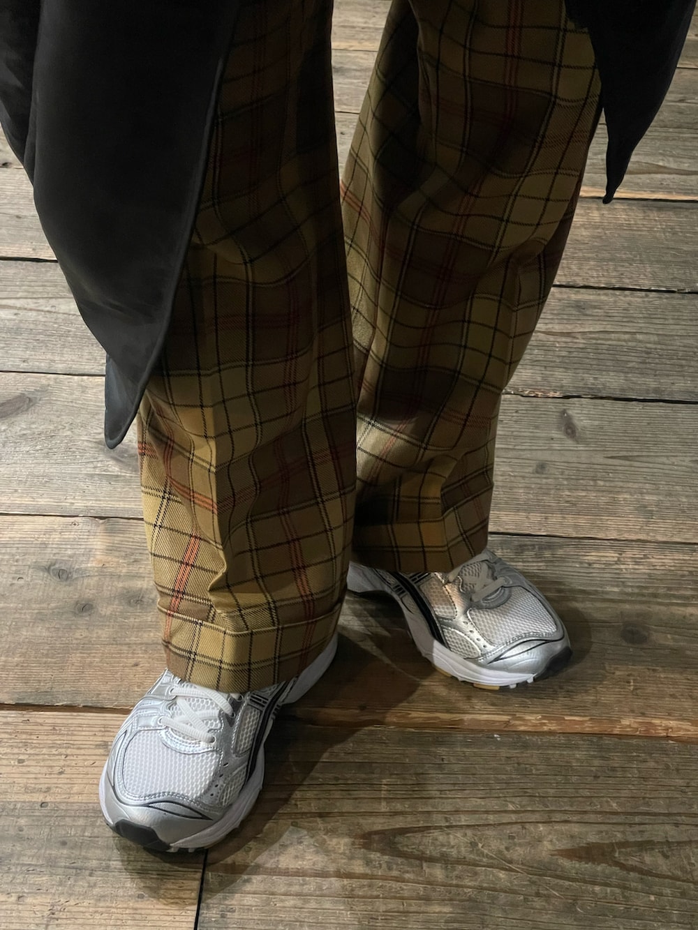 ブルー系のスウェット、ゴールド系のスニーカー、イエロー系のスラックスを着用したメンズの冬コーディネートの3枚目の写真