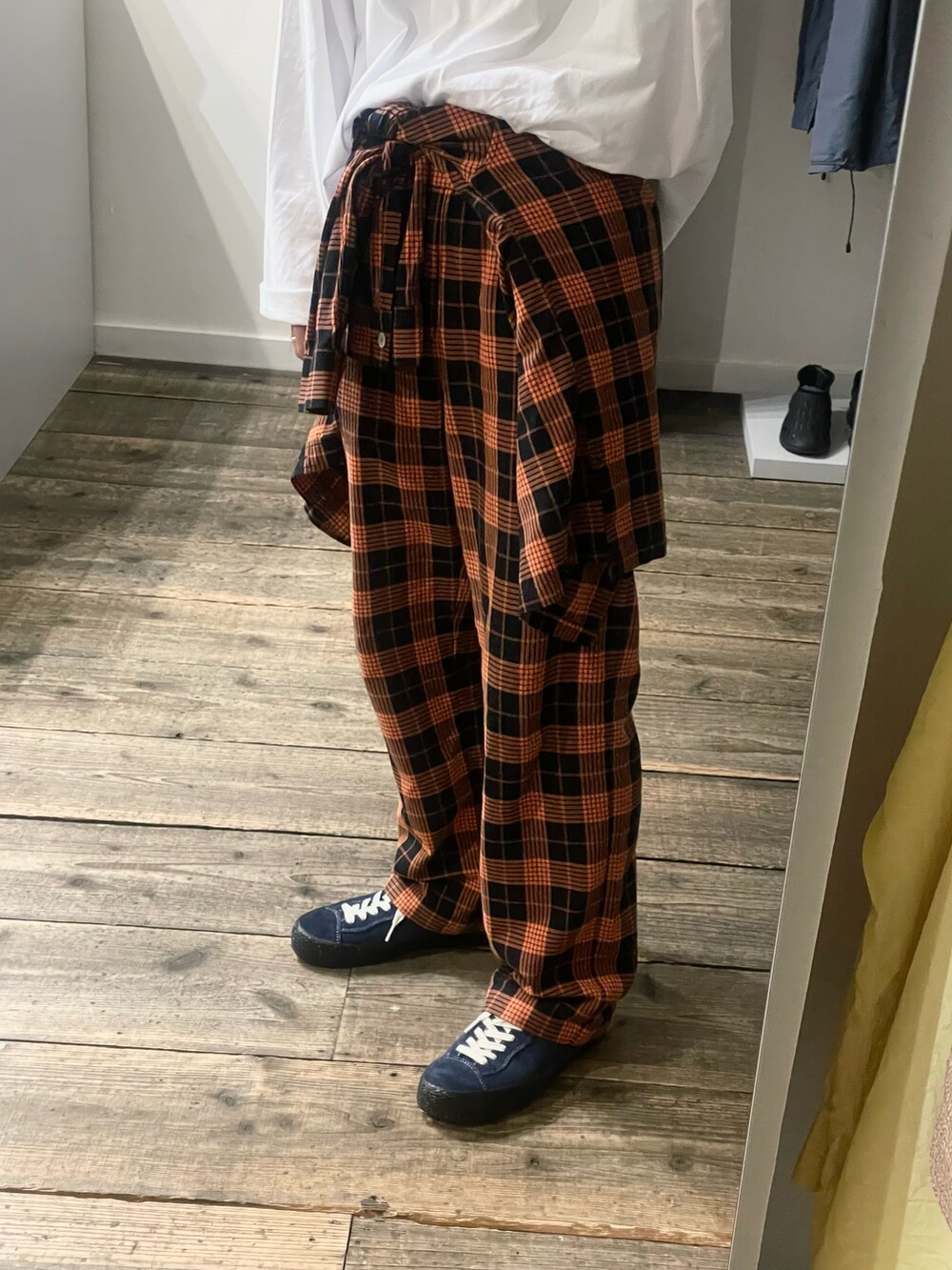 ホワイト系のTシャツ/カットソー、オレンジ系のシャツ/ブラウス、オレンジ系のその他パンツを着用したメンズの夏コーディネートの2枚目の写真