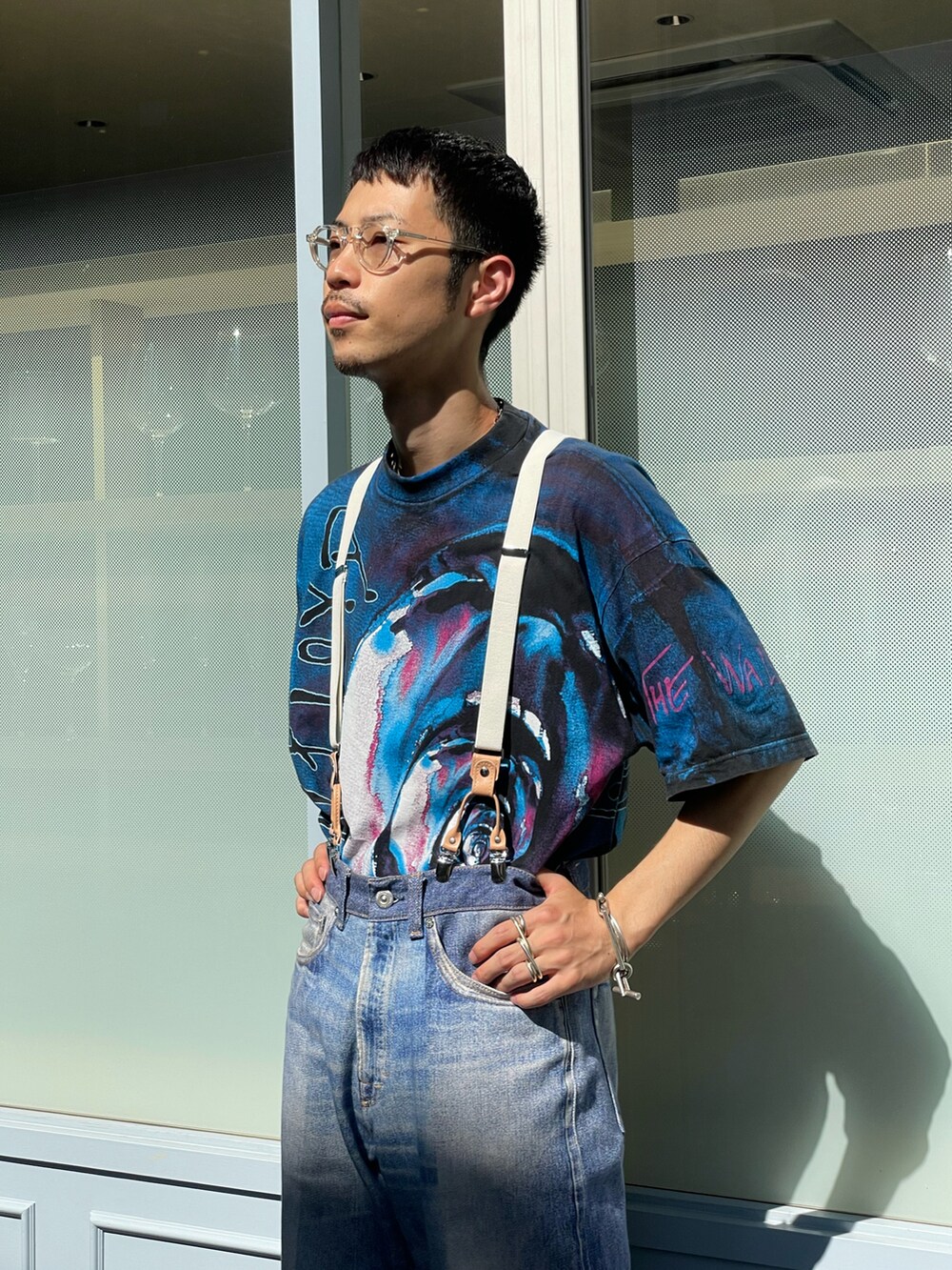 ブルー系のTシャツ/カットソー、ブルー系のデニムパンツ、ブラック系のスニーカーを着用したメンズの夏コーディネートの4枚目の写真