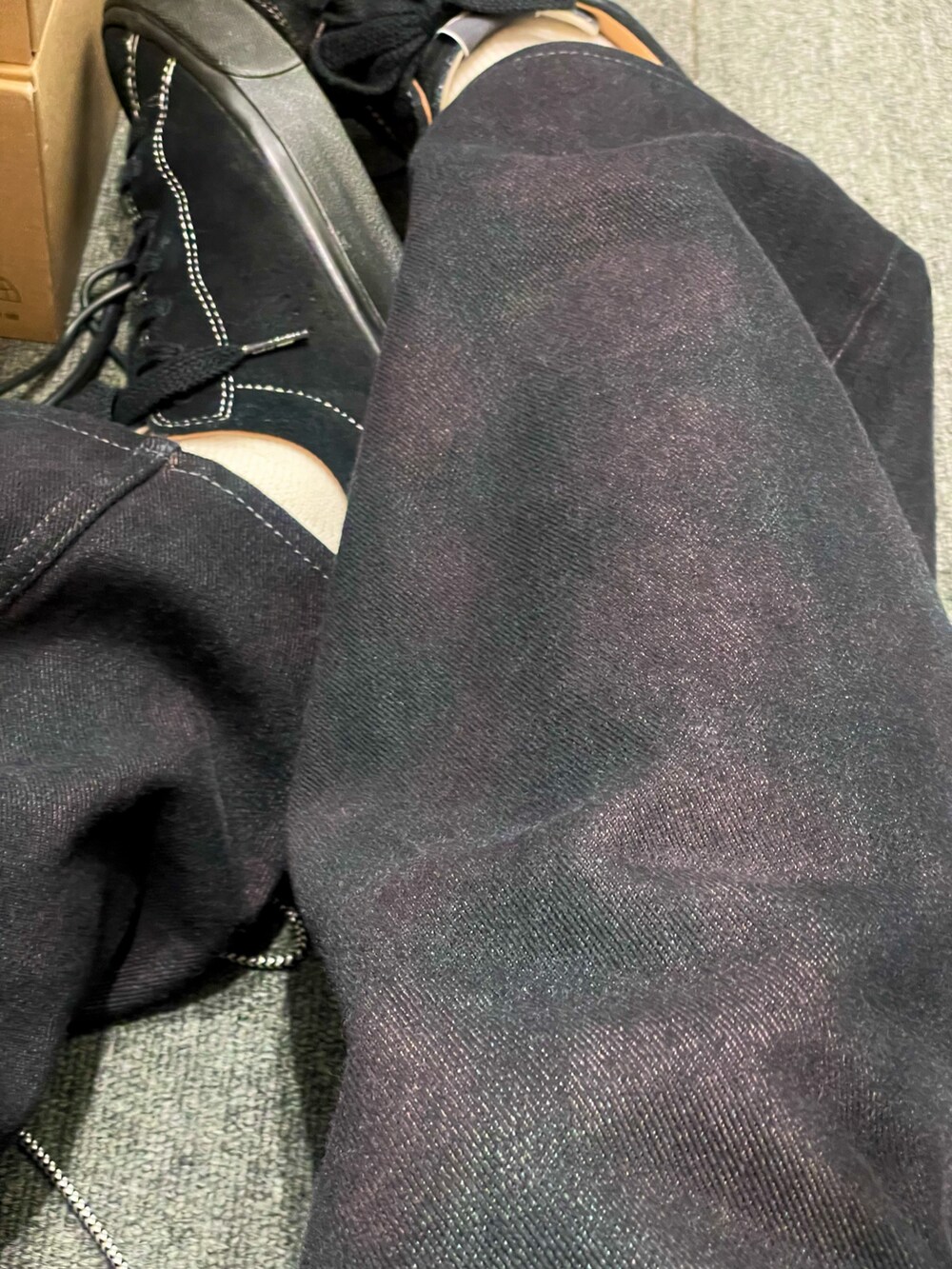 ブルー系のブルゾン、ブラック系のデニムパンツ、ブラック系のスニーカーを着用したメンズの春コーディネートの3枚目の写真