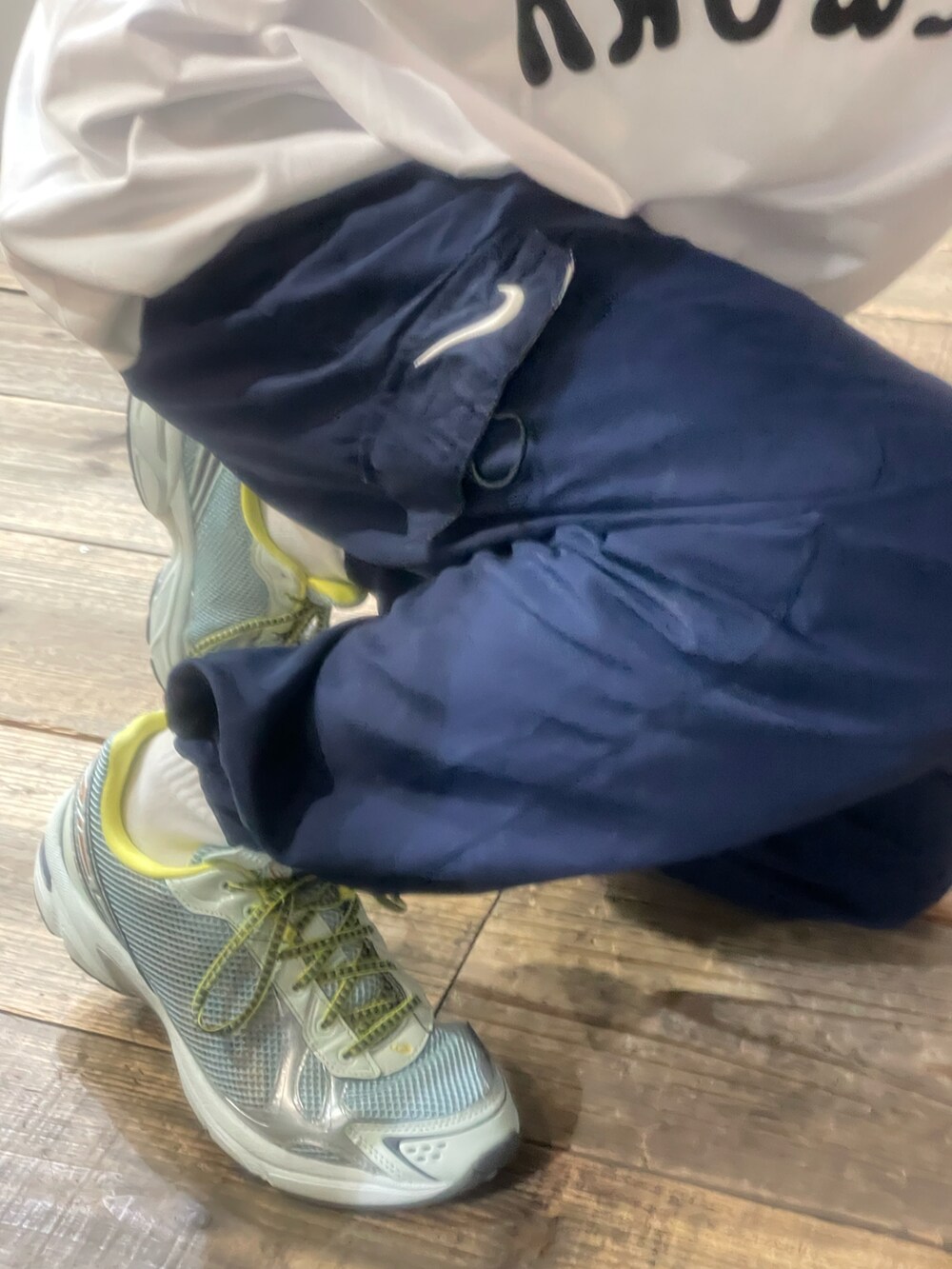 ホワイト系のTシャツ/カットソー、ブルー系のその他パンツ、グレー系のスニーカーを着用したメンズの夏コーディネートの3枚目の写真