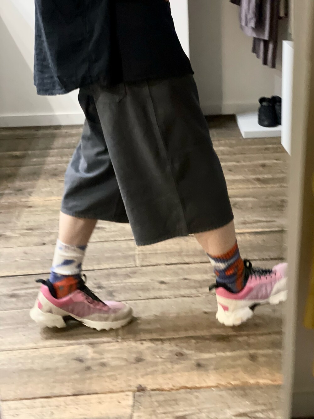 グレー系のその他パンツ、ピンク系のスニーカー、ブラック系のシャツ/ブラウスを着用したメンズの夏コーディネートの3枚目の写真