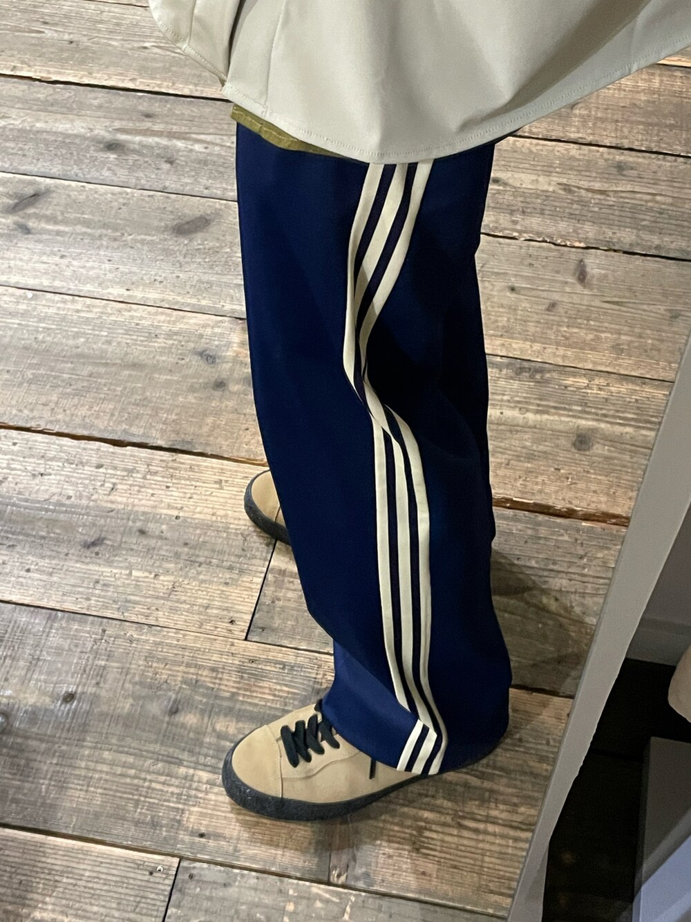 ブルー系のその他パンツ、ベージュ系のスニーカー、ベージュ系のシャツ/ブラウスを着用したメンズの春コーディネートの3枚目の写真