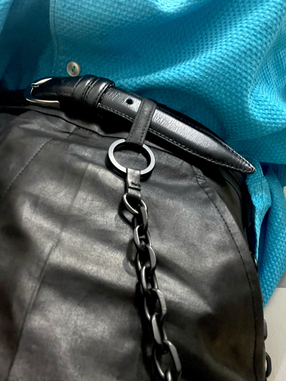 ブルー系のシャツ/ブラウス、ブラック系のスラックス、ブラック系のサンダルを着用したメンズの夏コーディネートの3枚目の写真