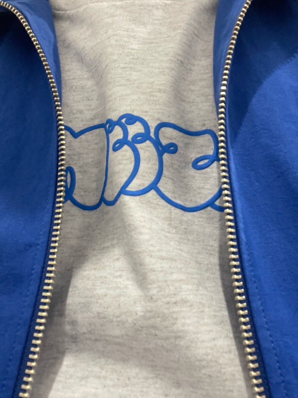 ブルー系のブルゾン、ブラック系のデニムパンツ、ブラック系のスニーカーを着用したメンズの春コーディネートの2枚目の写真