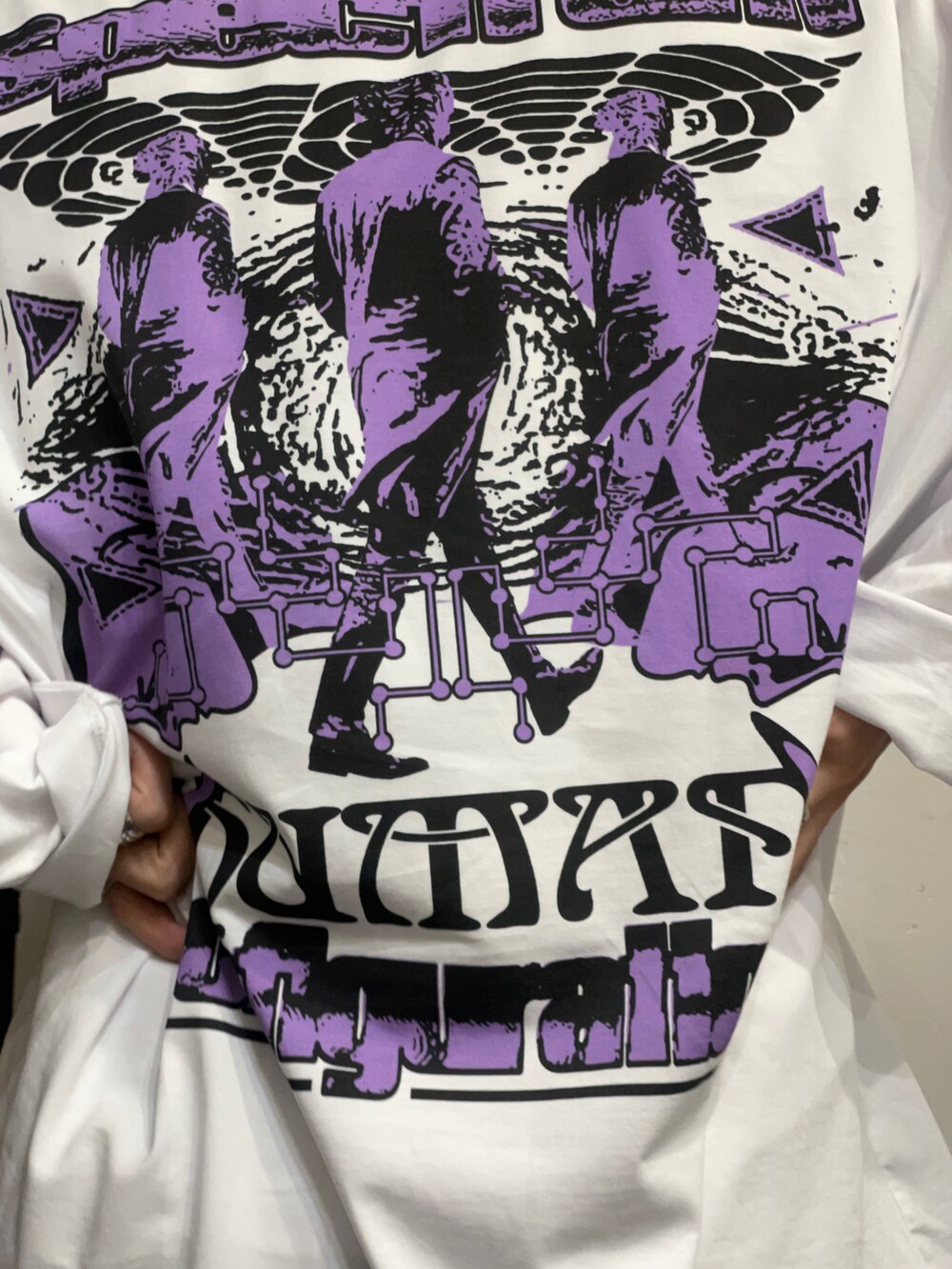 ホワイト系のTシャツ/カットソー、ブルー系のその他パンツ、グレー系のスニーカーを着用したメンズの夏コーディネートの2枚目の写真