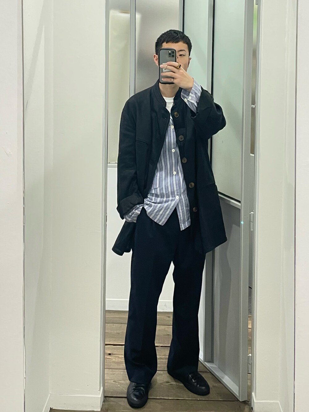 ブルー系のシャツ/ブラウス、ブラック系のノーカラージャケット、ブルー系のスラックスを着用したメンズの春コーディネートの4枚目の写真