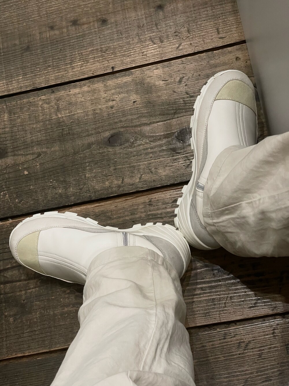 ホワイト系のダウンジャケット/コート、ホワイト系のチノパンツ、ホワイト系のブーツを着用したメンズの冬コーディネートの3枚目の写真