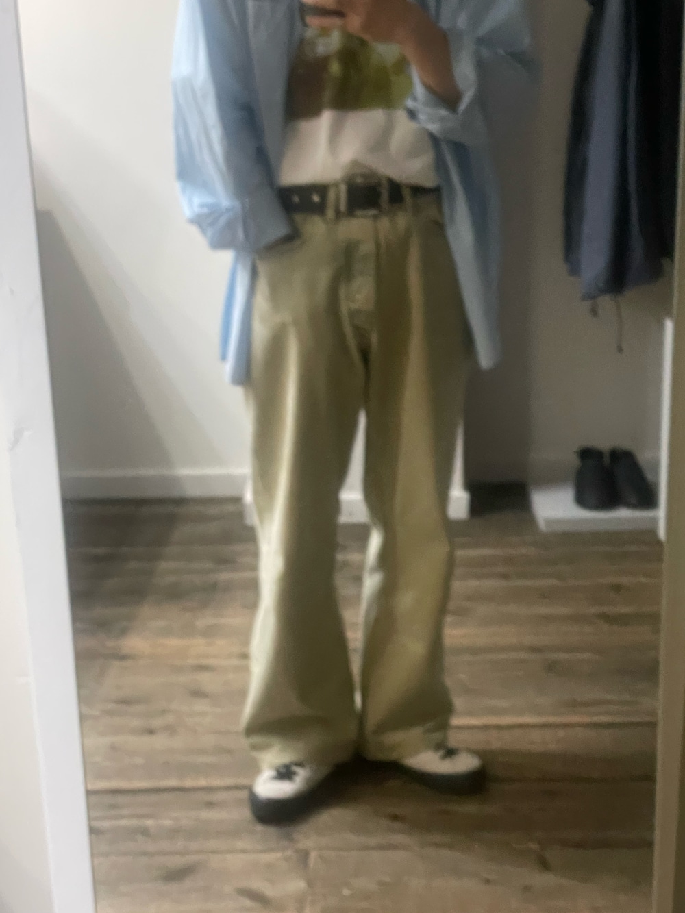 ブルー系のシャツ/ブラウス、ホワイト系のTシャツ/カットソー、イエロー系のデニムパンツを着用したメンズの夏コーディネートの4枚目の写真