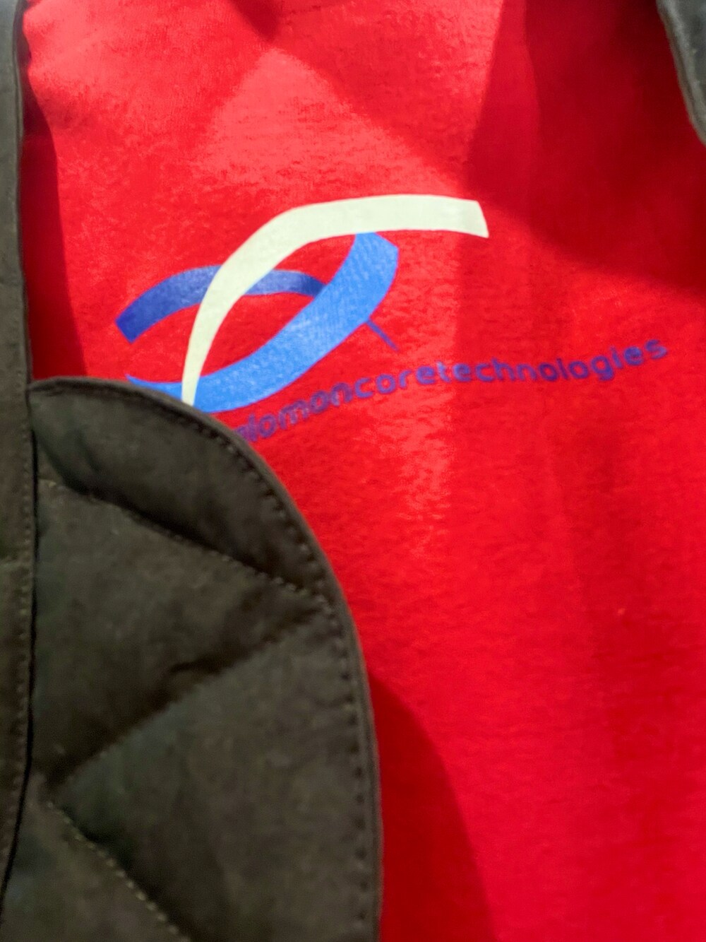 ブラウン系のベスト、その他のその他パンツ、ホワイト系のスニーカーを着用したメンズの夏コーディネートの2枚目の写真