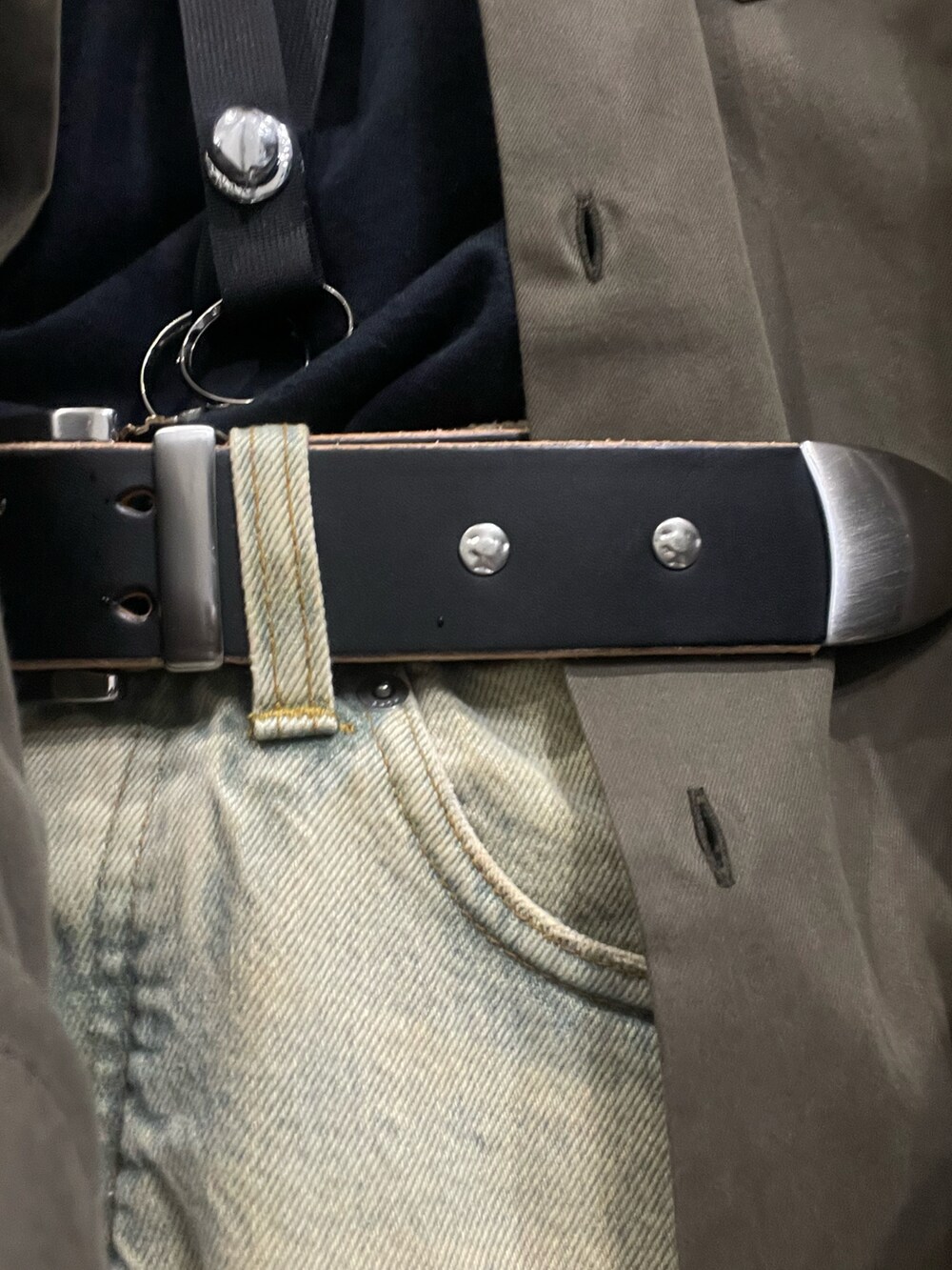 ブラウン系のスニーカー、イエロー系のデニムパンツ、グリーン系のシャツ/ブラウスを着用したメンズの春コーディネートの2枚目の写真