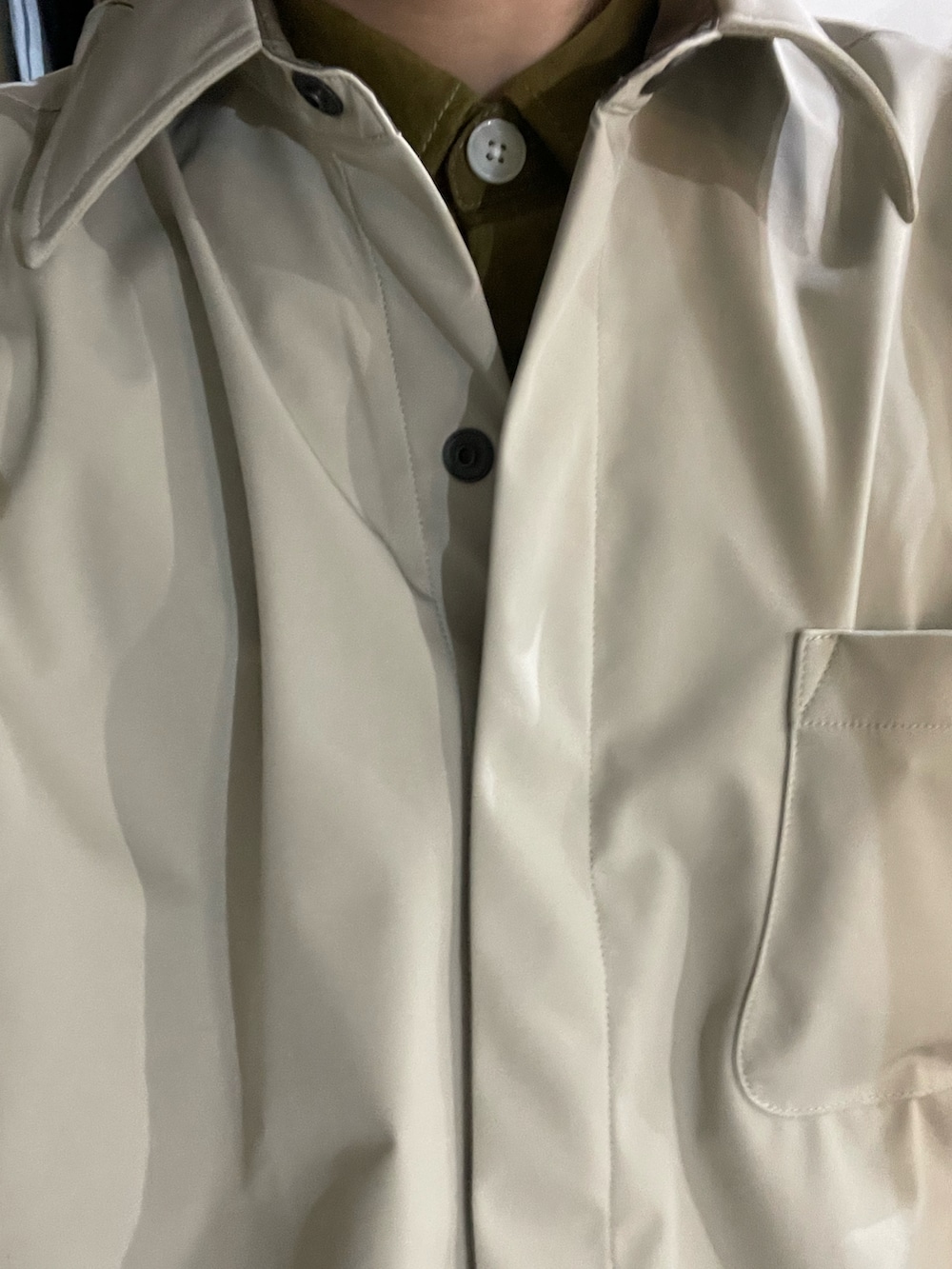 ブルー系のその他パンツ、ベージュ系のスニーカー、ベージュ系のシャツ/ブラウスを着用したメンズの春コーディネートの2枚目の写真