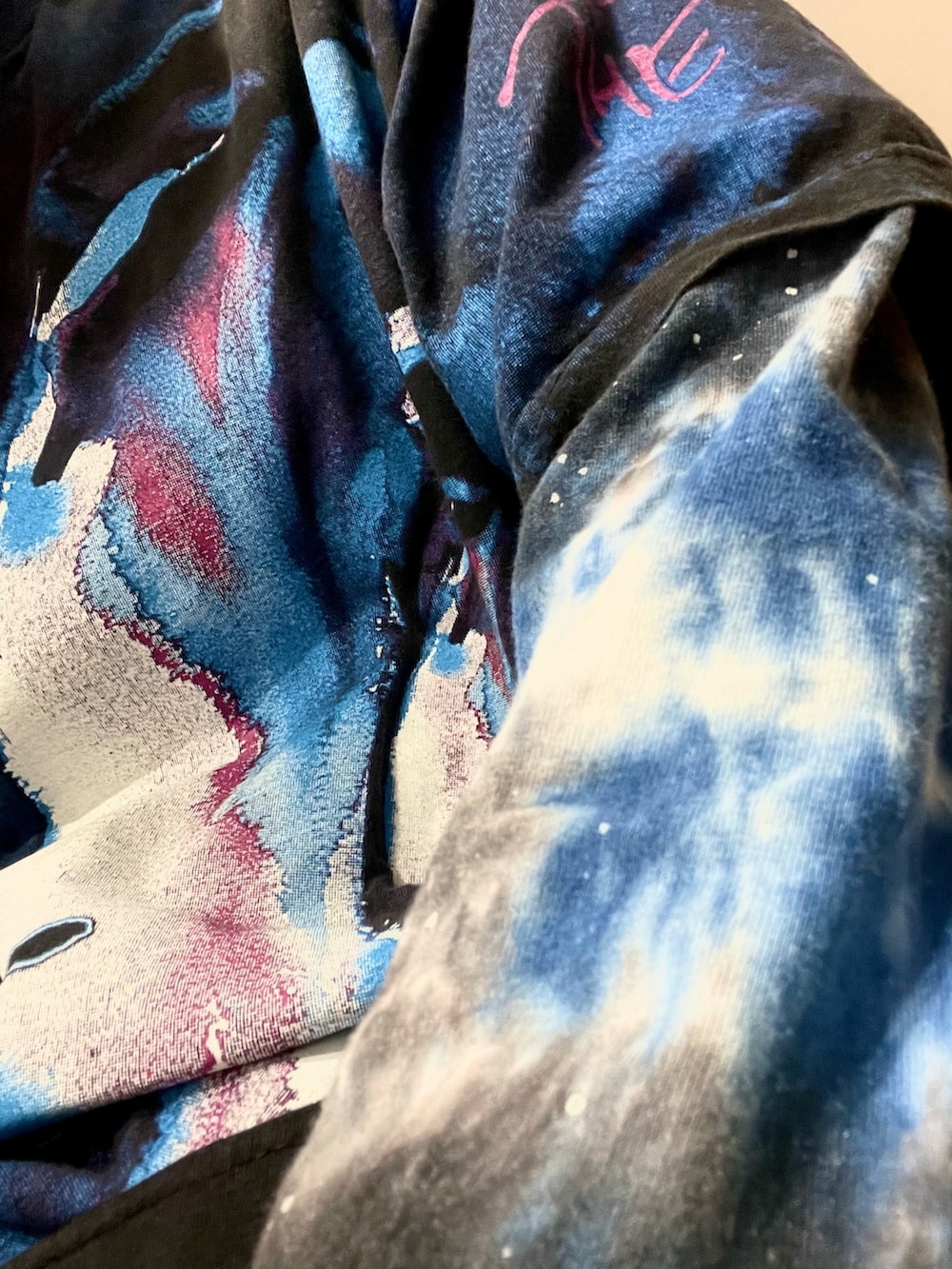 グリーン系のベスト、その他のTシャツ/カットソー、ブルー系のTシャツ/カットソーを着用したメンズの夏コーディネートの3枚目の写真