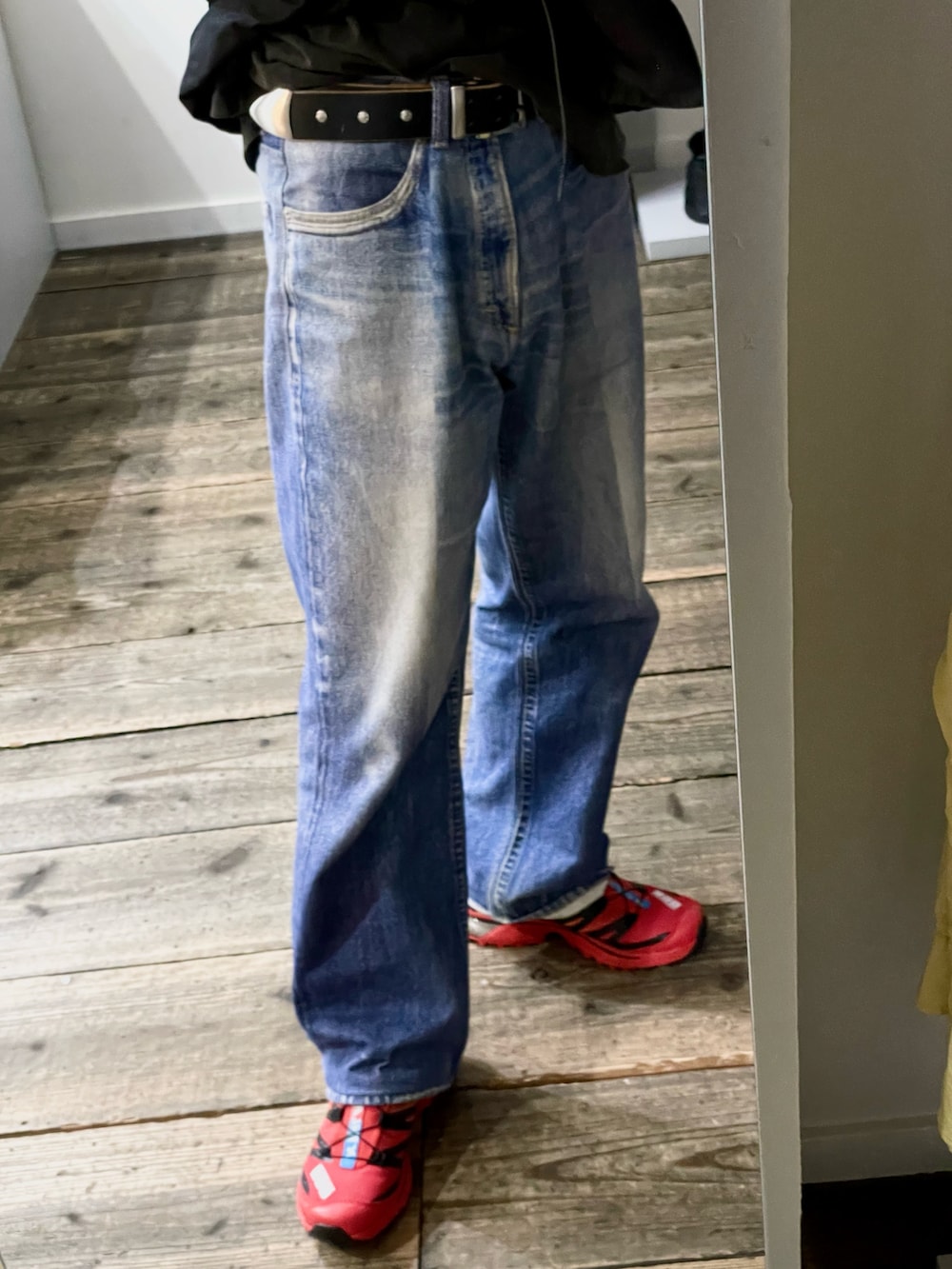 ブラウン系のベスト、ブラウン系のTシャツ/カットソー、ブルー系のデニムパンツを着用したメンズの秋コーディネートの2枚目の写真