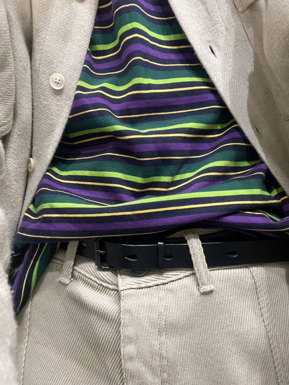 ベージュ系のカバーオール、ブラック系のスニーカー、パープル系のTシャツ/カットソーを着用したメンズの春コーディネートの2枚目の写真