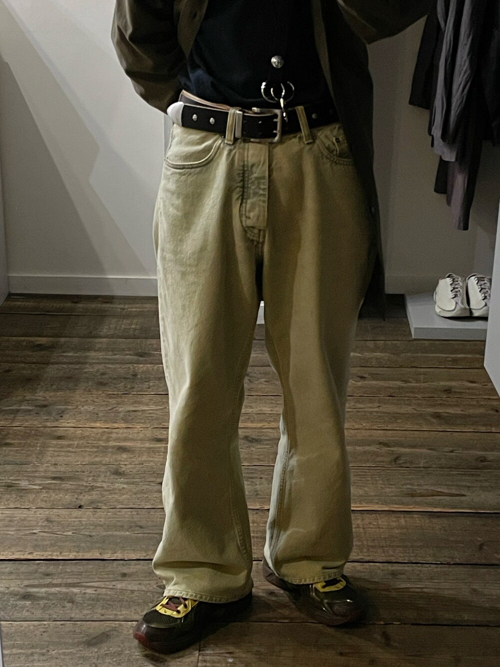 ブラウン系のスニーカー、イエロー系のデニムパンツ、グリーン系のシャツ/ブラウスを着用したメンズの春コーディネートの3枚目の写真