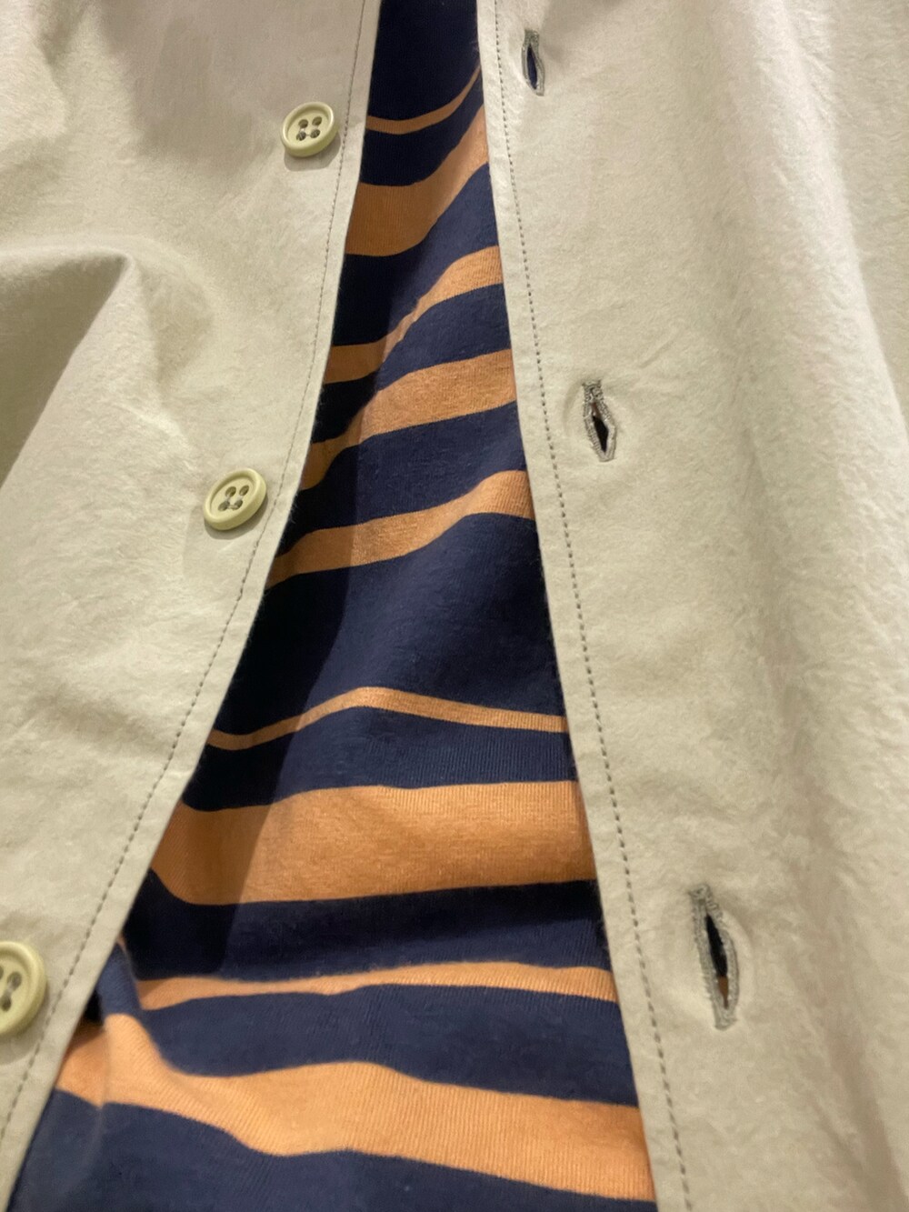 イエロー系のシャツ/ブラウス、グレー系のTシャツ/カットソー、イエロー系のデニムパンツを着用したメンズの夏コーディネートの2枚目の写真