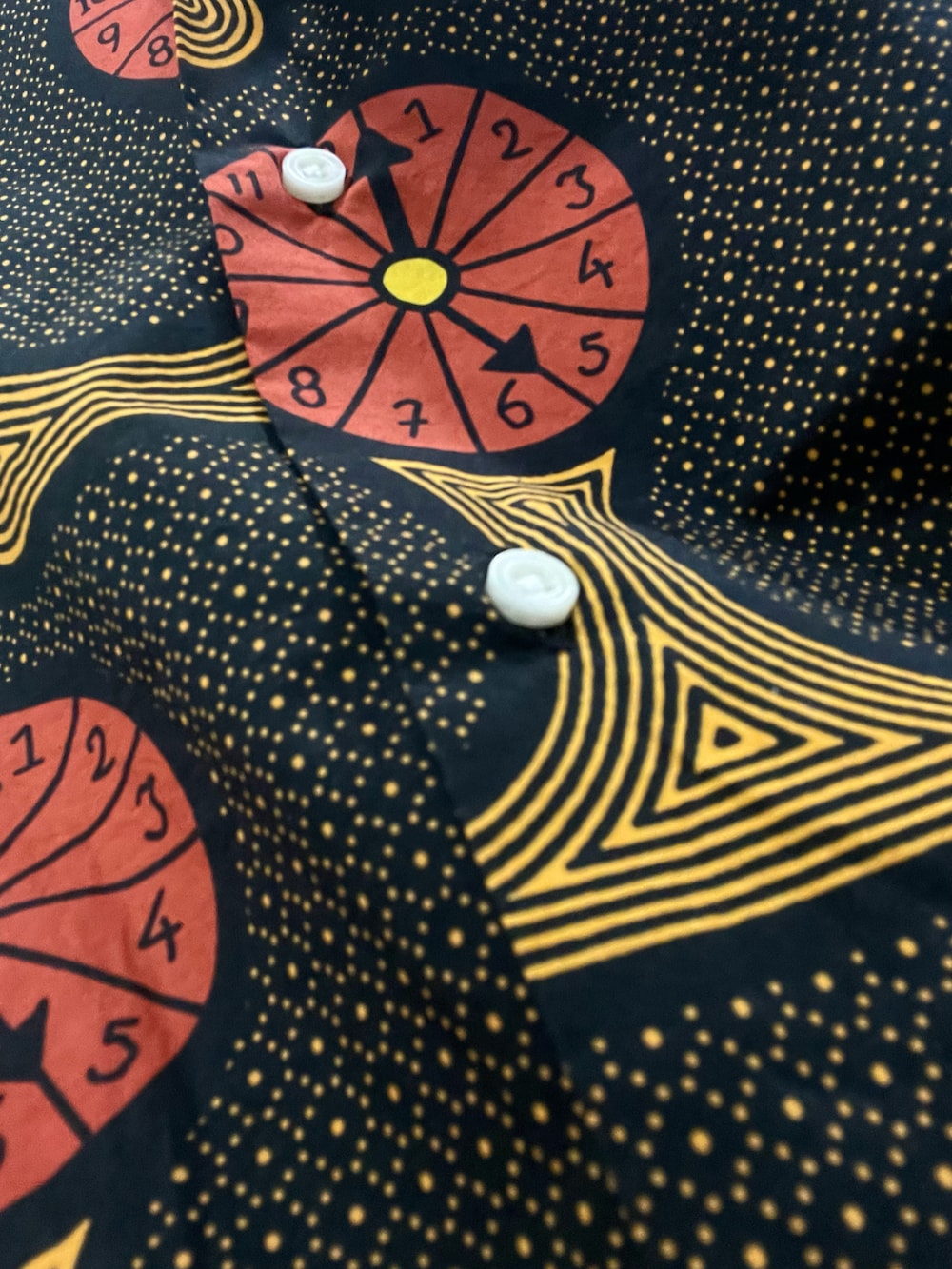 ピンク系のスラックス、ブラック系のローファー、その他のシャツ/ブラウスを着用したメンズの夏コーディネートの2枚目の写真