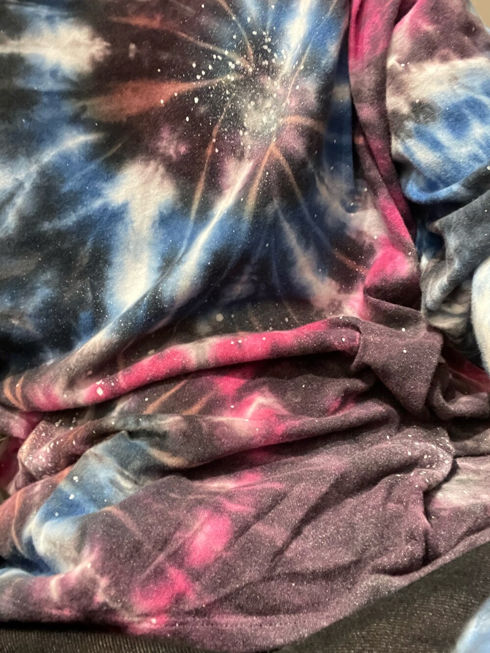 ブラウン系のベスト、ブラック系のデニムパンツ、ブラック系のスニーカーを着用したメンズの夏コーディネートの3枚目の写真