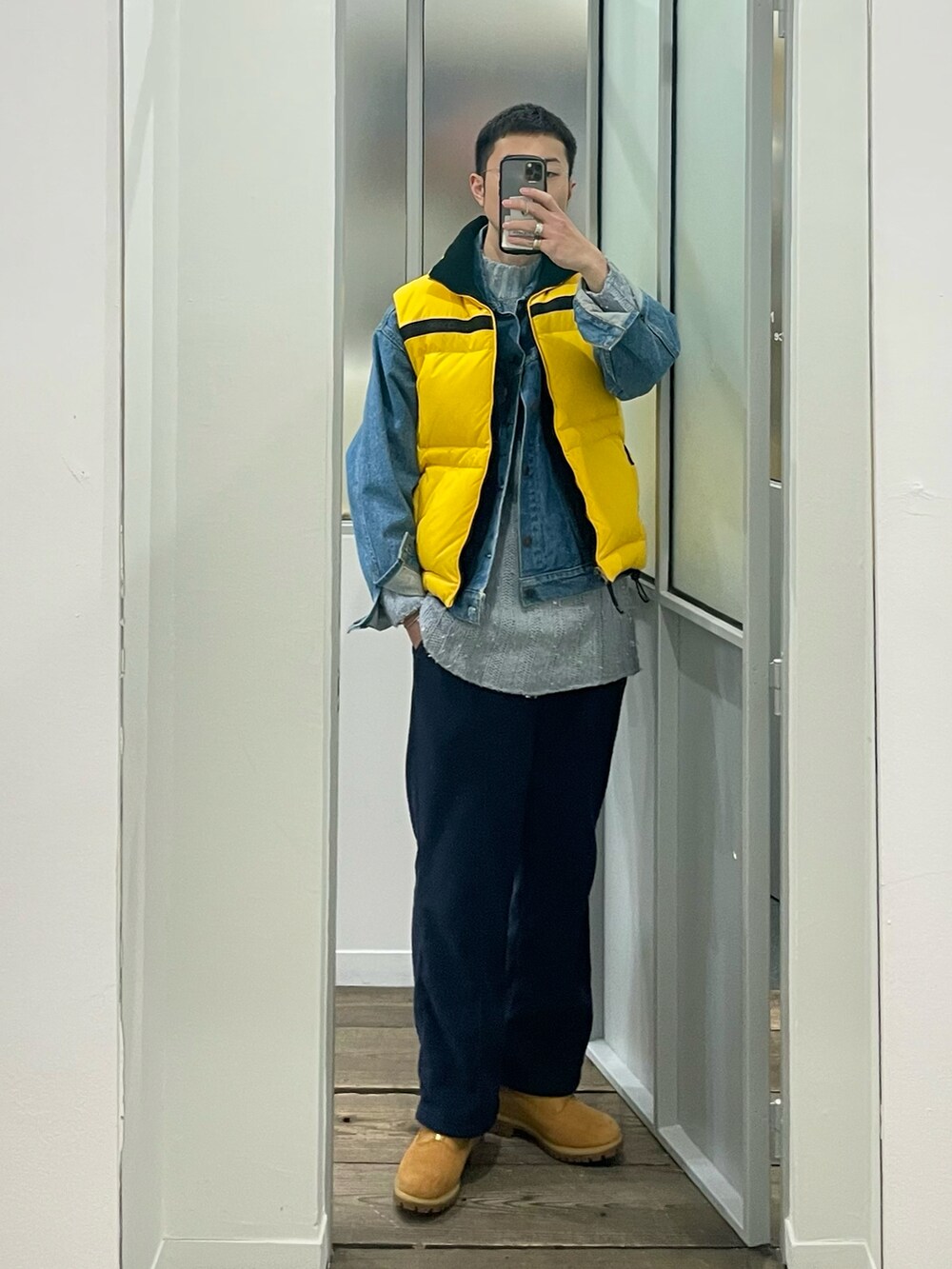 ブルー系のニット/セーター、ブルー系のその他パンツ、イエロー系のベストを着用したメンズの冬コーディネートの2枚目の写真