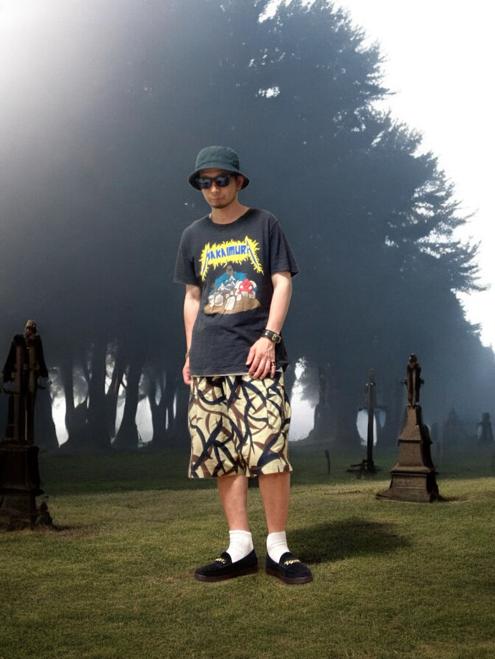 ベージュ系のその他パンツ、ブラック系のローファー、ブラック系のTシャツ/カットソーを着用したメンズの夏コーディネートの2枚目の写真