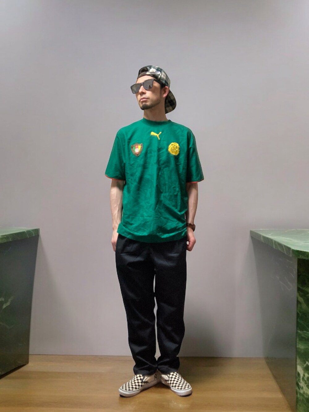 「おじさん、あごひげ、もみあげ、キャップ、エロかぶり、シャツスタイル、カメルーン代表、チノパンツ、スニーカー、スリッポン、ユニフォーム」｜「Dickiesの【GENUINE DICKIES/ジェニュインディッキーズ】イージーテーパード リラックスシェフパンツ（チノパンツ、ブラック系）」を使った、モミヒゲさん（メンズ・175cm）の春コーディネートの2枚目の写真