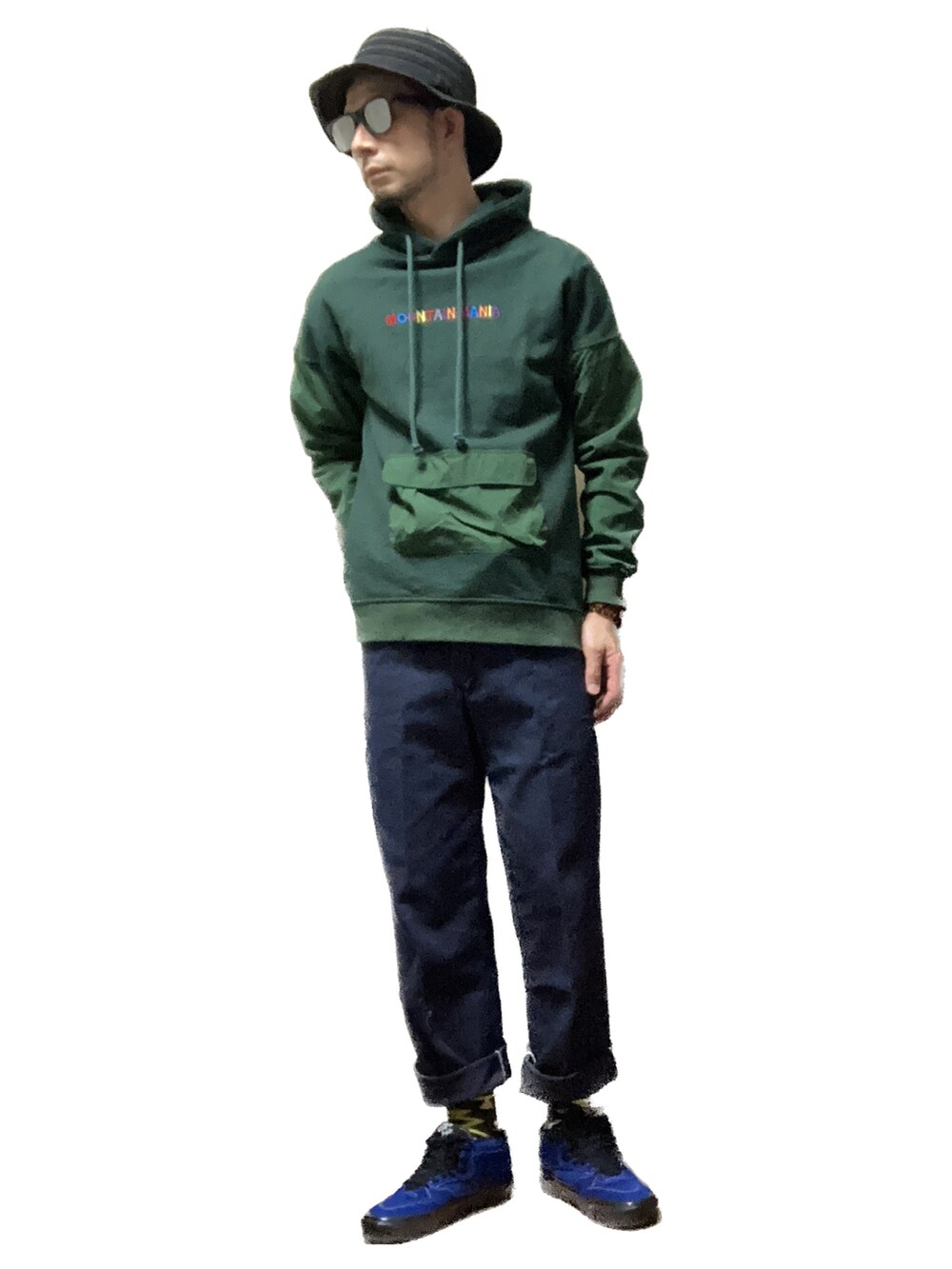 ブルー系のチノパンツ、ブルー系のスニーカー、グリーン系のパーカーを着用したメンズの秋コーディネートの2枚目の写真