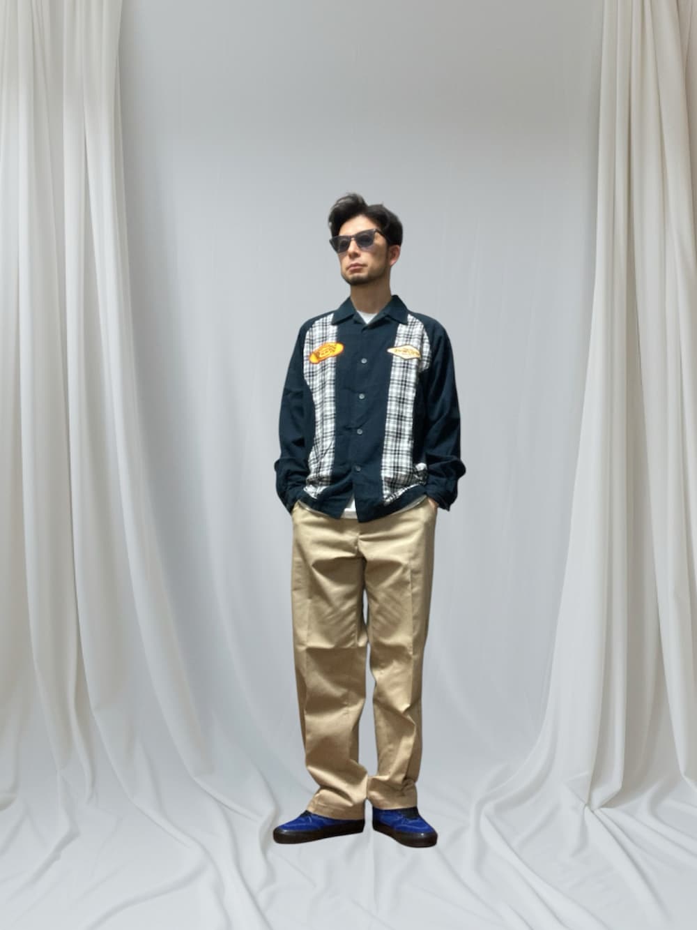 ブルー系のスニーカー、ブルー系のシャツ/ブラウス、グリーン系のナイロンジャケットを着用したメンズの春コーディネートの3枚目の写真