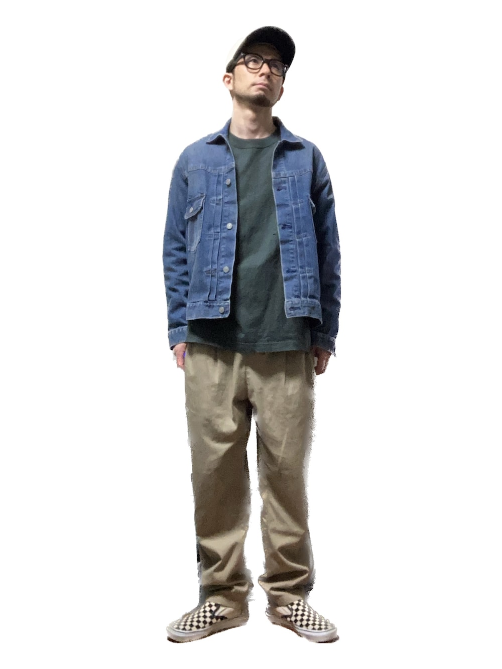 「おじさん、あごひげ、もみあげ、キャップ、デニムジャケット、ロンT、チノパンツ、スニーカー、スリッポン、チェッカーフラッグ、ファッションを楽しもう」｜「Dickiesのベースボールロゴキャップ（キャップ、ホワイト系）」を使った、モミヒゲさん（メンズ・175cm）の秋コーディネートの3枚目の写真