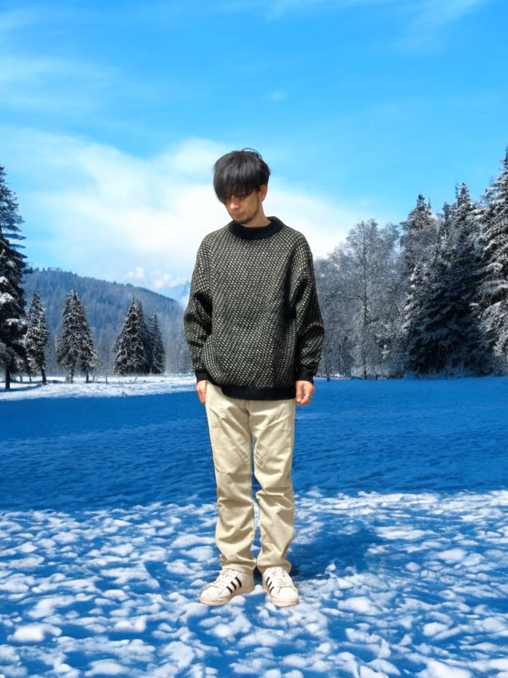 ブラック系のニット/セーター、グレー系のシャツ/ブラウス、ベージュ系のその他パンツを着用したメンズの冬コーディネートの3枚目の写真