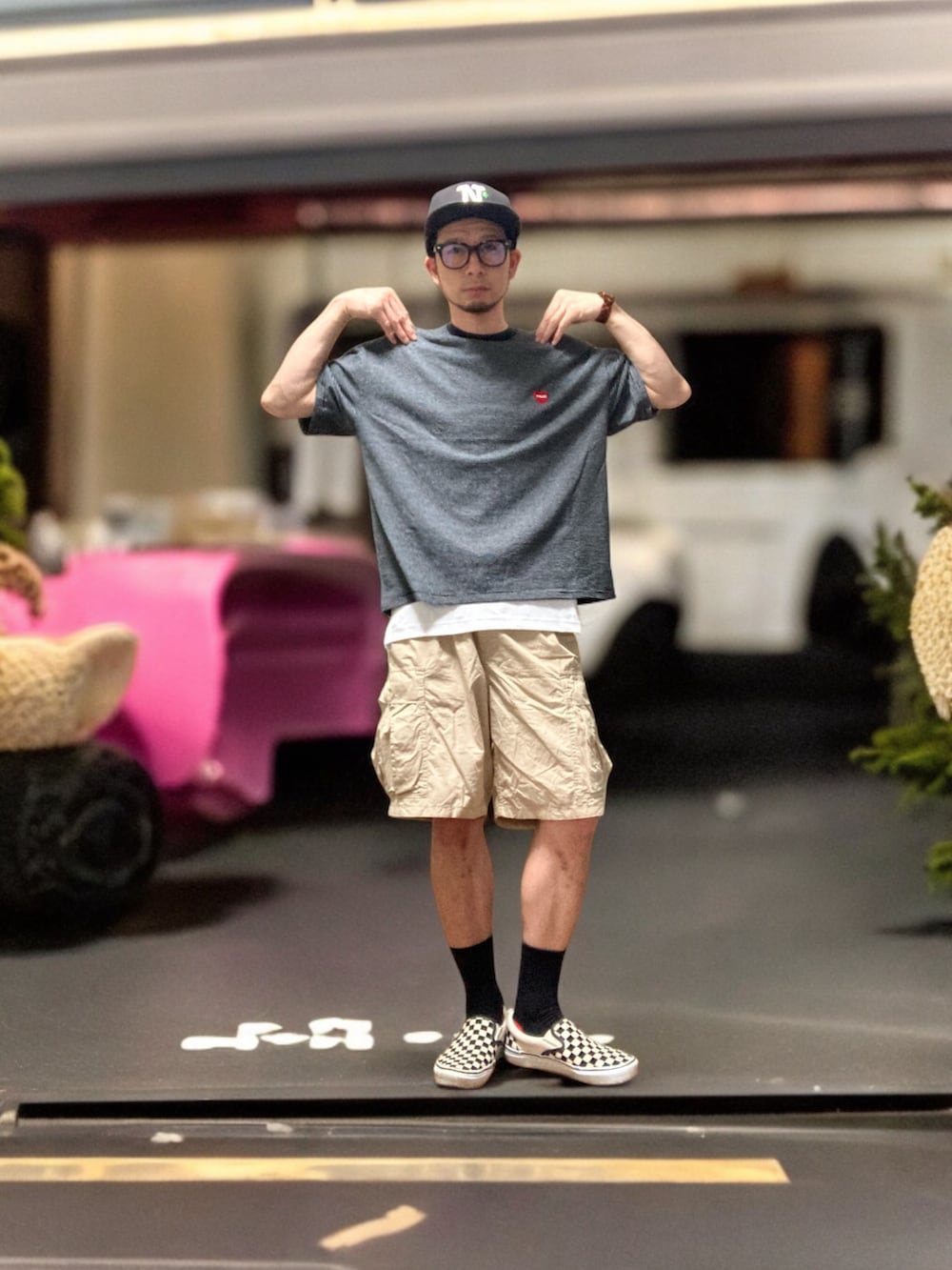 「おじさん、あごひげ、もみあげ、キャップ、ボーダーTシャツ、カーゴショーツ、スニーカー、スリッポン、グレムリン、サザエさん、波平」｜「VANSのVANS: CLASSIC SLIP-ON CHECKER チェック スリッポン（スリッポン、ホワイト系）」を使った、モミヒゲさん（メンズ・175cm）の夏コーディネートの3枚目の写真