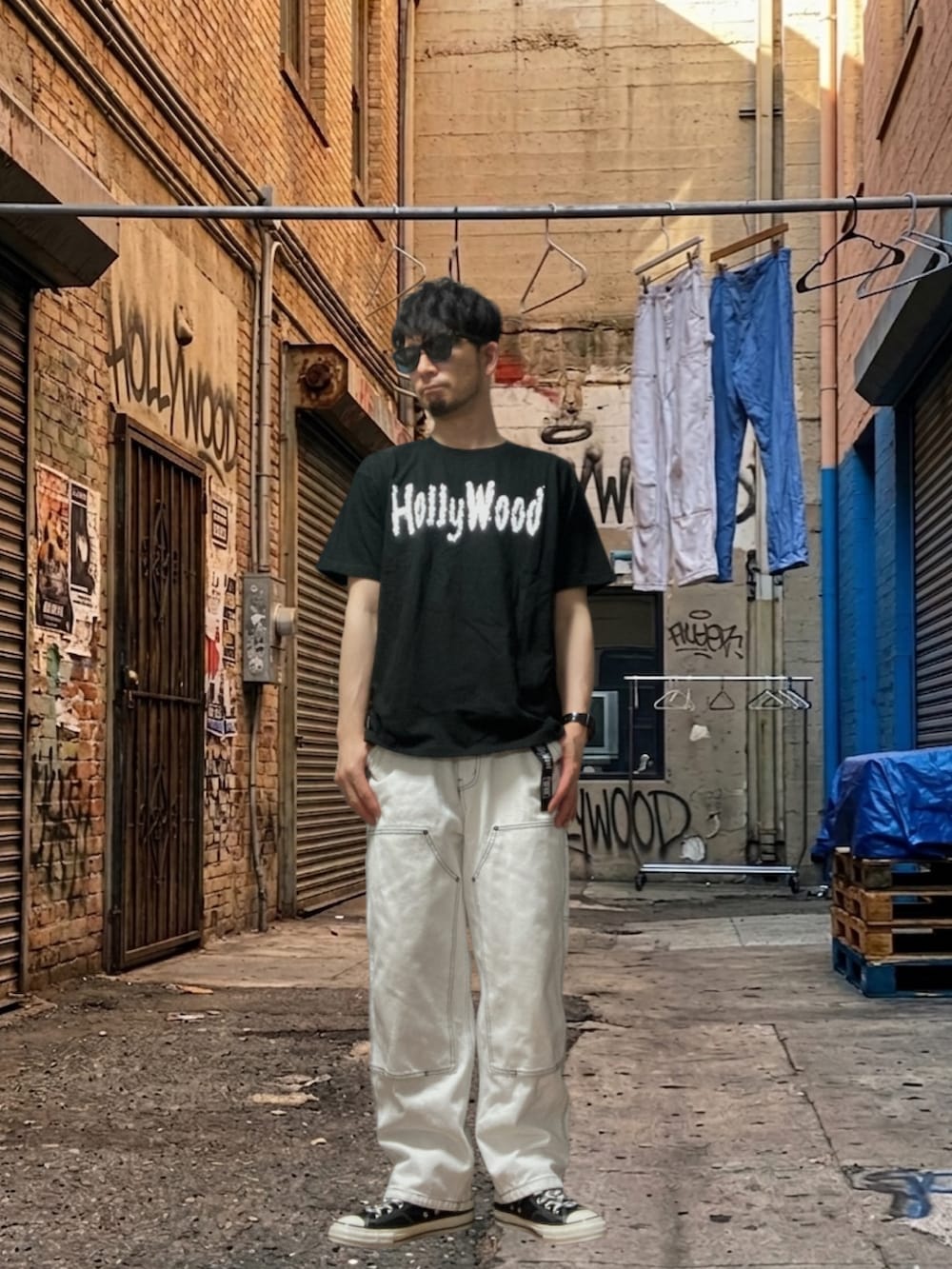 ブラック系のスニーカー、ベージュ系のブルゾン、ブラック系のTシャツ/カットソーを着用したメンズの春コーディネートの2枚目の写真