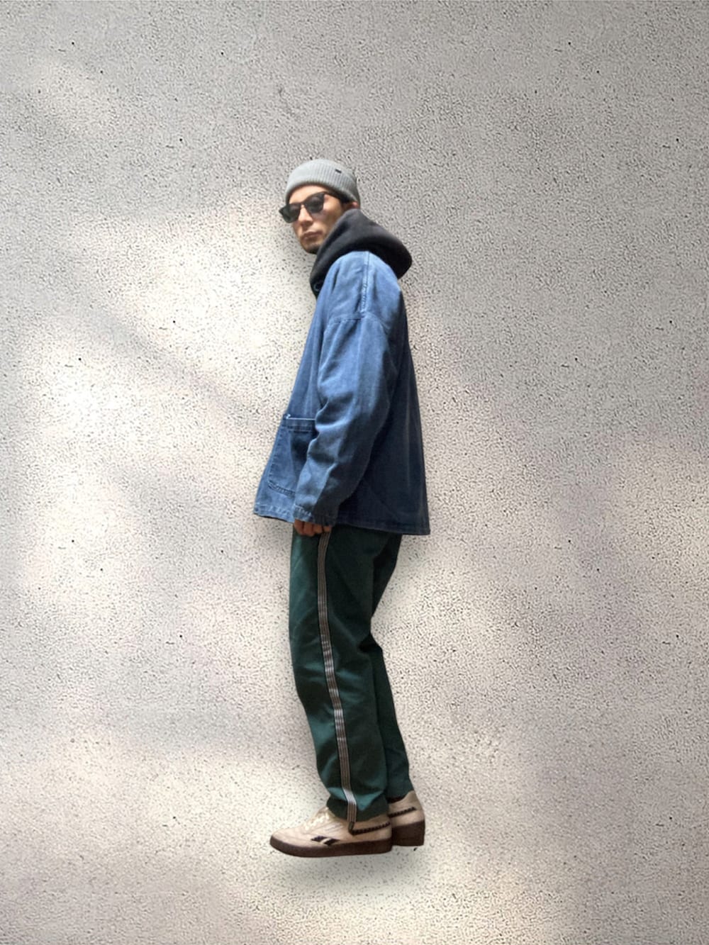 グリーン系のその他パンツ、ブルー系のデニムジャケット、ベージュ系のスニーカーを着用したメンズの冬コーディネートの2枚目の写真