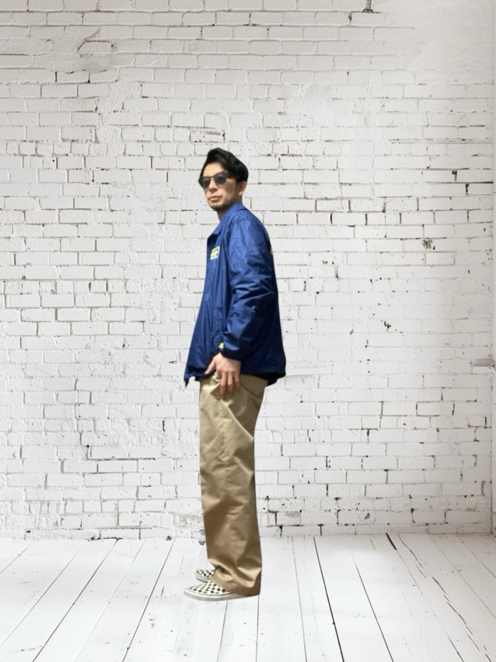 ホワイト系のスリッポン、ブルー系のその他アウター、ブルー系のシャツ/ブラウスを着用したメンズの冬コーディネートの2枚目の写真