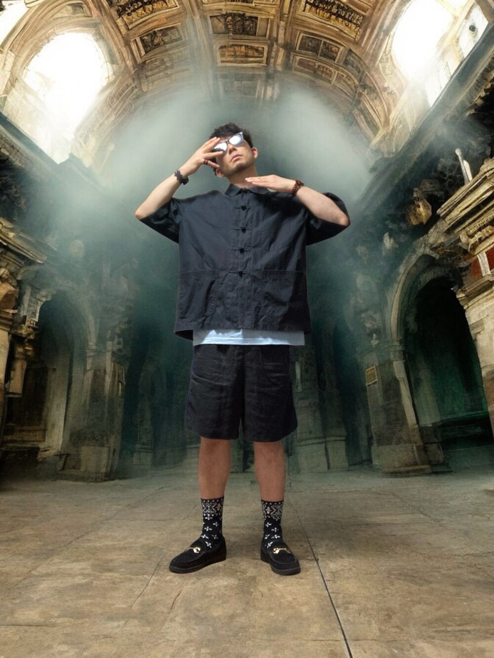 ブラック系のシャツ/ブラウス、ブラック系のその他パンツ、ブラック系のローファーを着用したメンズの春コーディネートの5枚目の写真