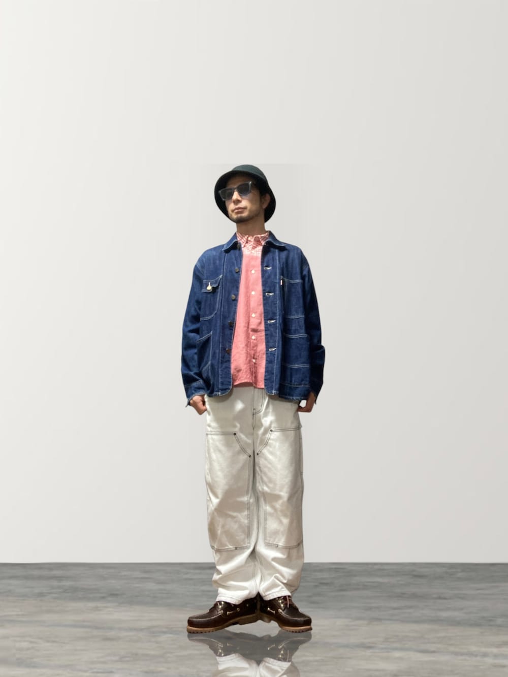 ブラウン系のモカシン/デッキシューズ、ピンク系のシャツ/ブラウス、ブルー系のデニムジャケットを着用したメンズの春コーディネートの2枚目の写真