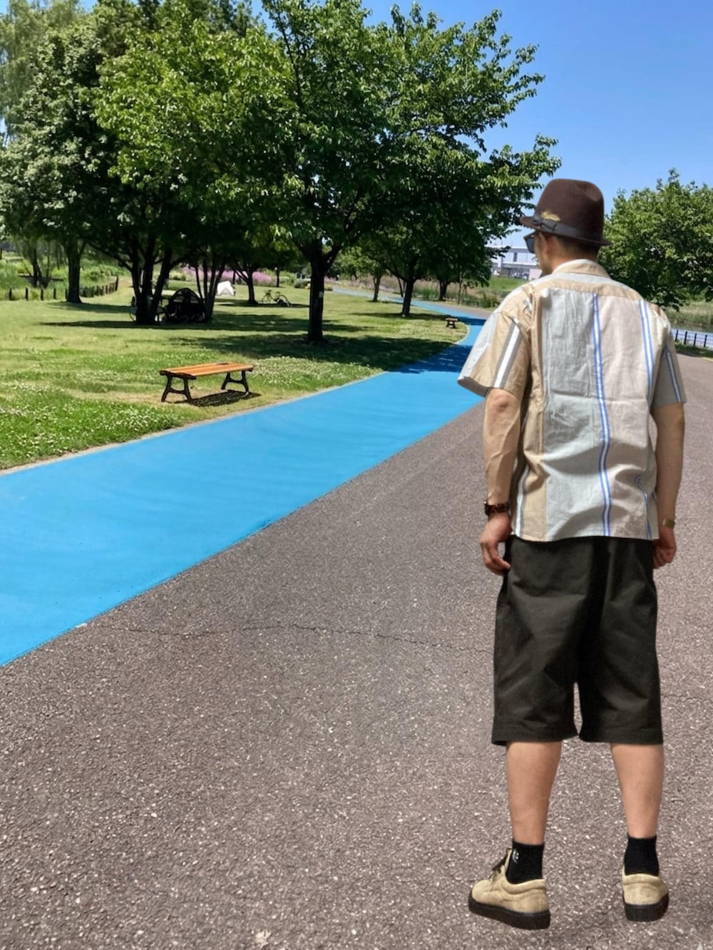ブラウン系のその他パンツ、ブラウン系のシャツ/ブラウス、ベージュ系のスニーカーを着用したメンズの夏コーディネートの4枚目の写真